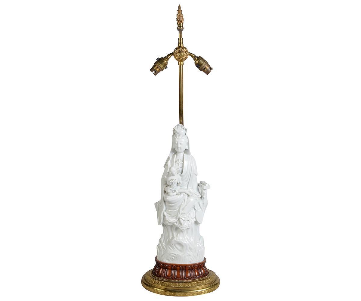 Eine klassische chinesische Blanc de gene-Porzellanfigur von Guanyin, im Stil des 17. Montiert auf einem geschnitzten Hartholzständer und vergoldetem Ormolu-Sockel. Dazu gehört auch dieser klassische Lampenschirm im Pagodenstil.

Los 78 G274/24. YNKZ