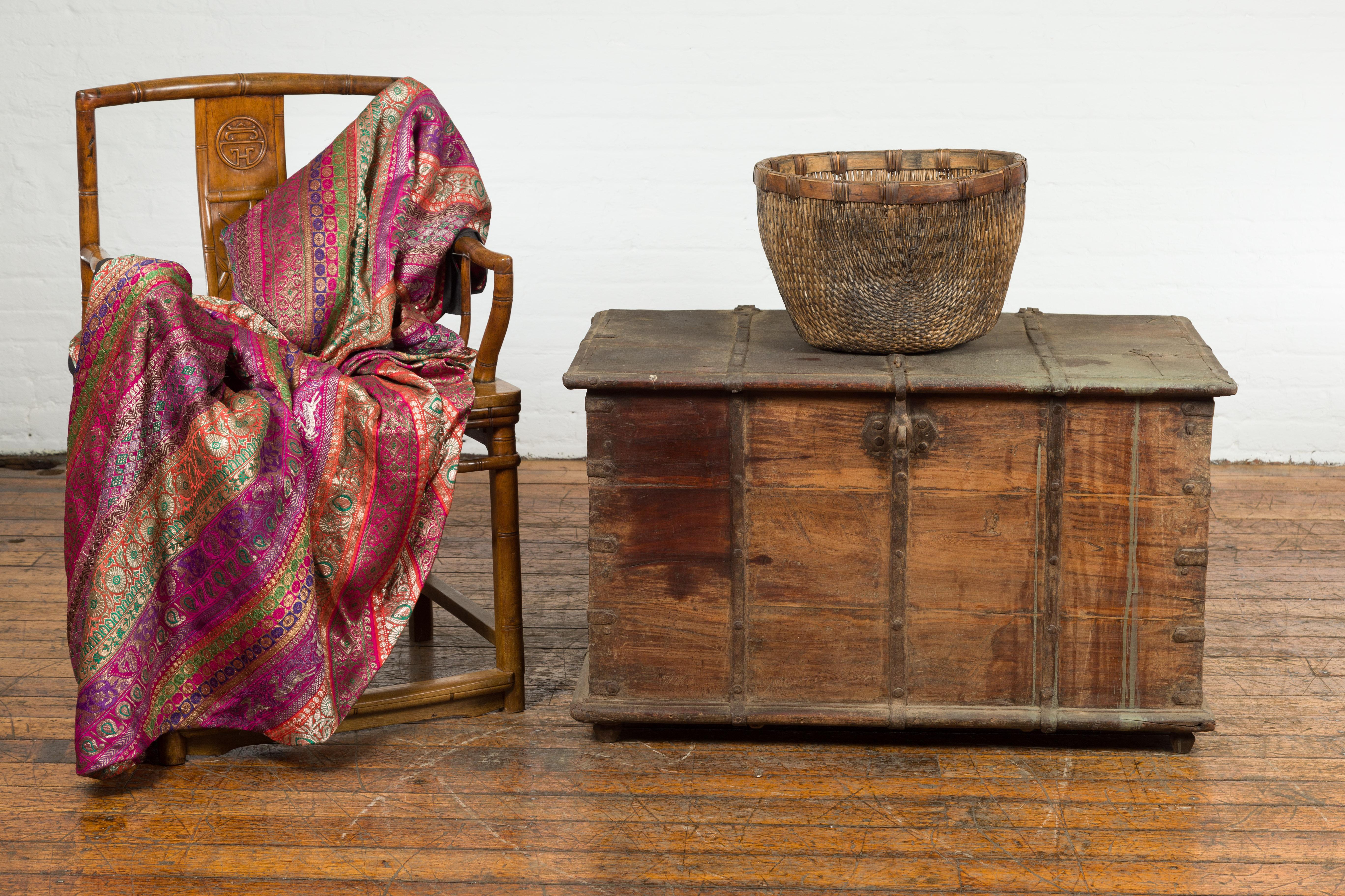 Indonésien Coffre à couvertures du 19ème siècle avec quincaillerie en laiton et caractère rustique en vente