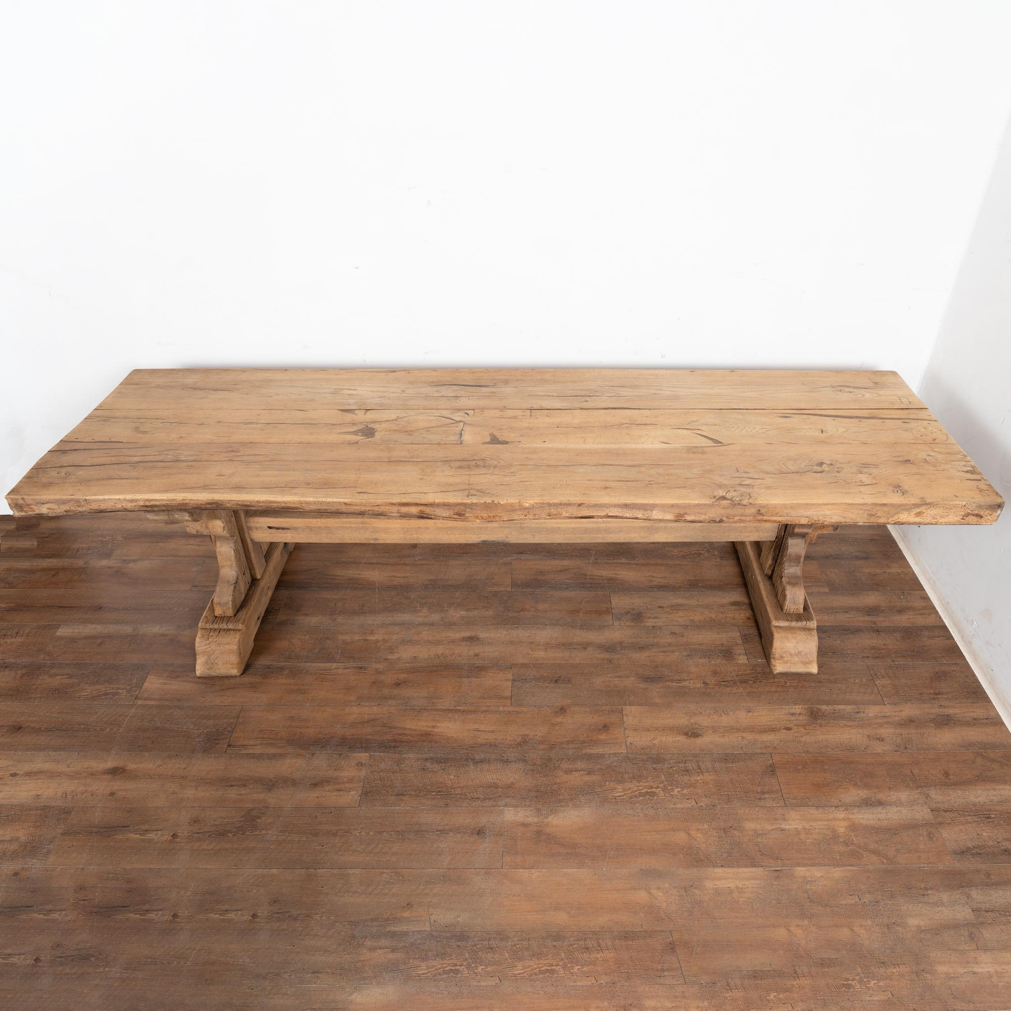 Table à manger longue en chêne français blanchi du XIXe siècle en vente 4