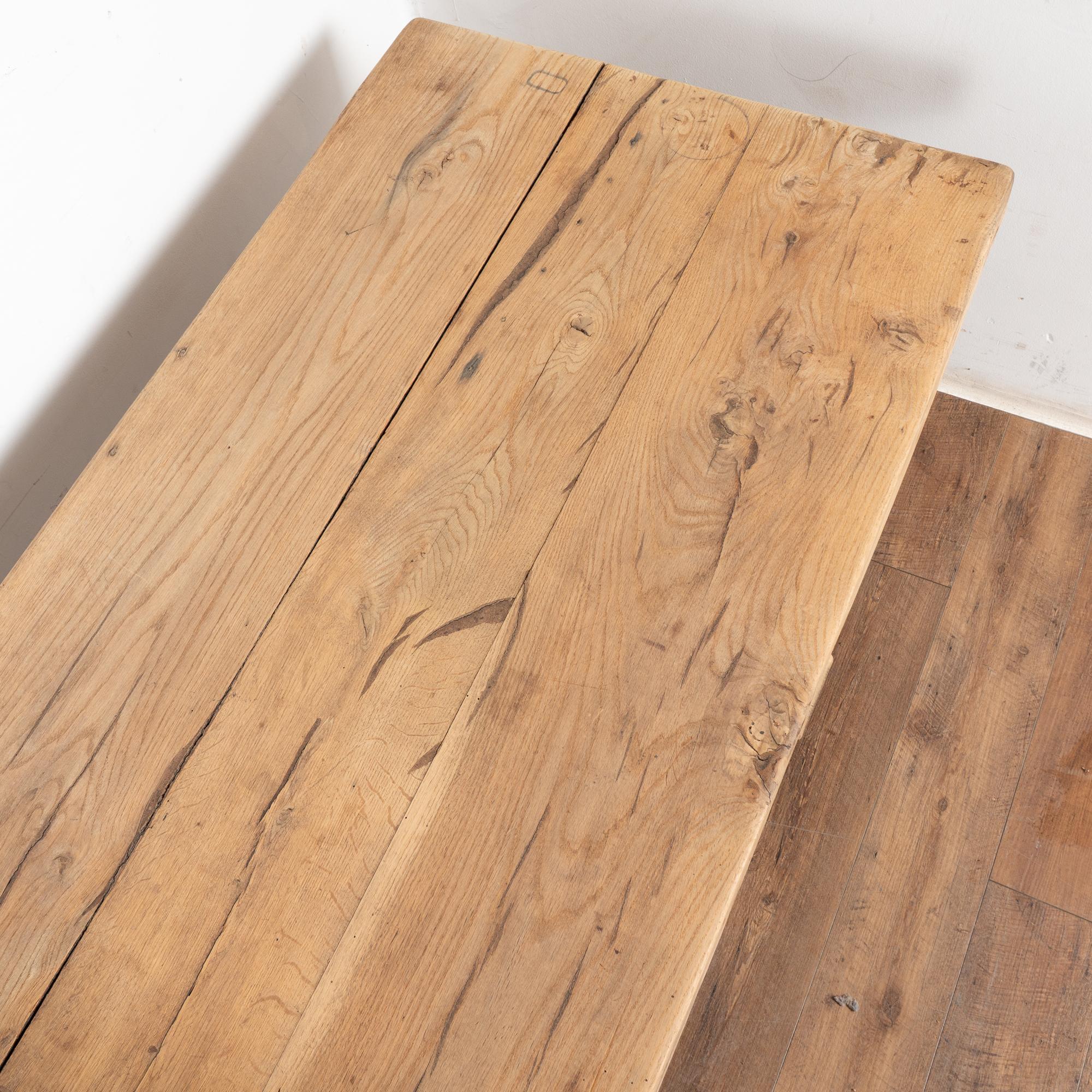 Table à manger longue en chêne français blanchi du XIXe siècle en vente 5