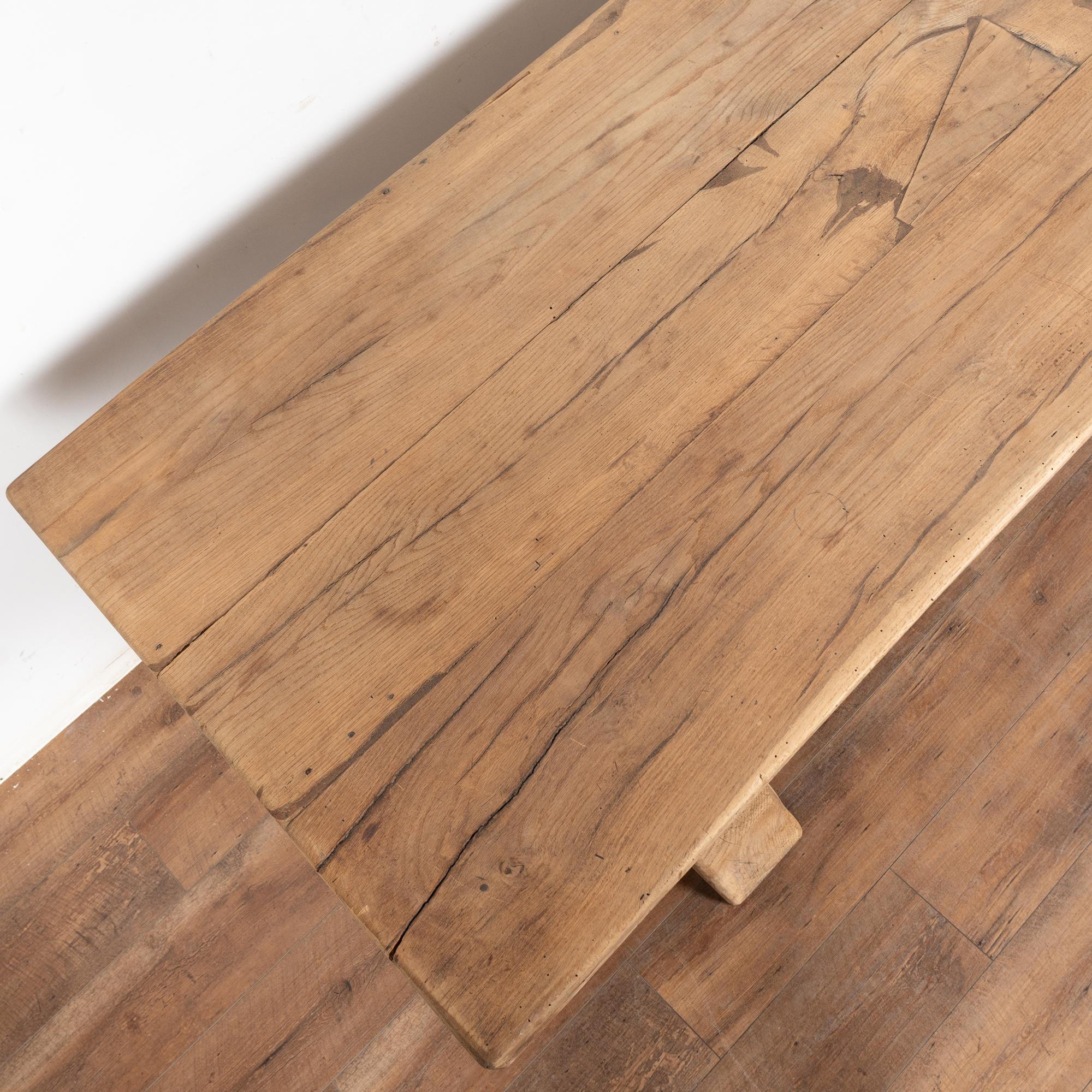 Table à manger longue en chêne français blanchi du XIXe siècle en vente 6