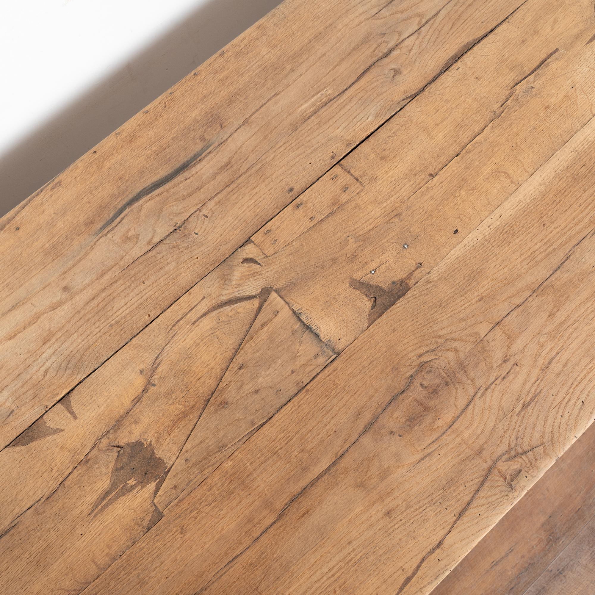 Table à manger longue en chêne français blanchi du XIXe siècle en vente 7