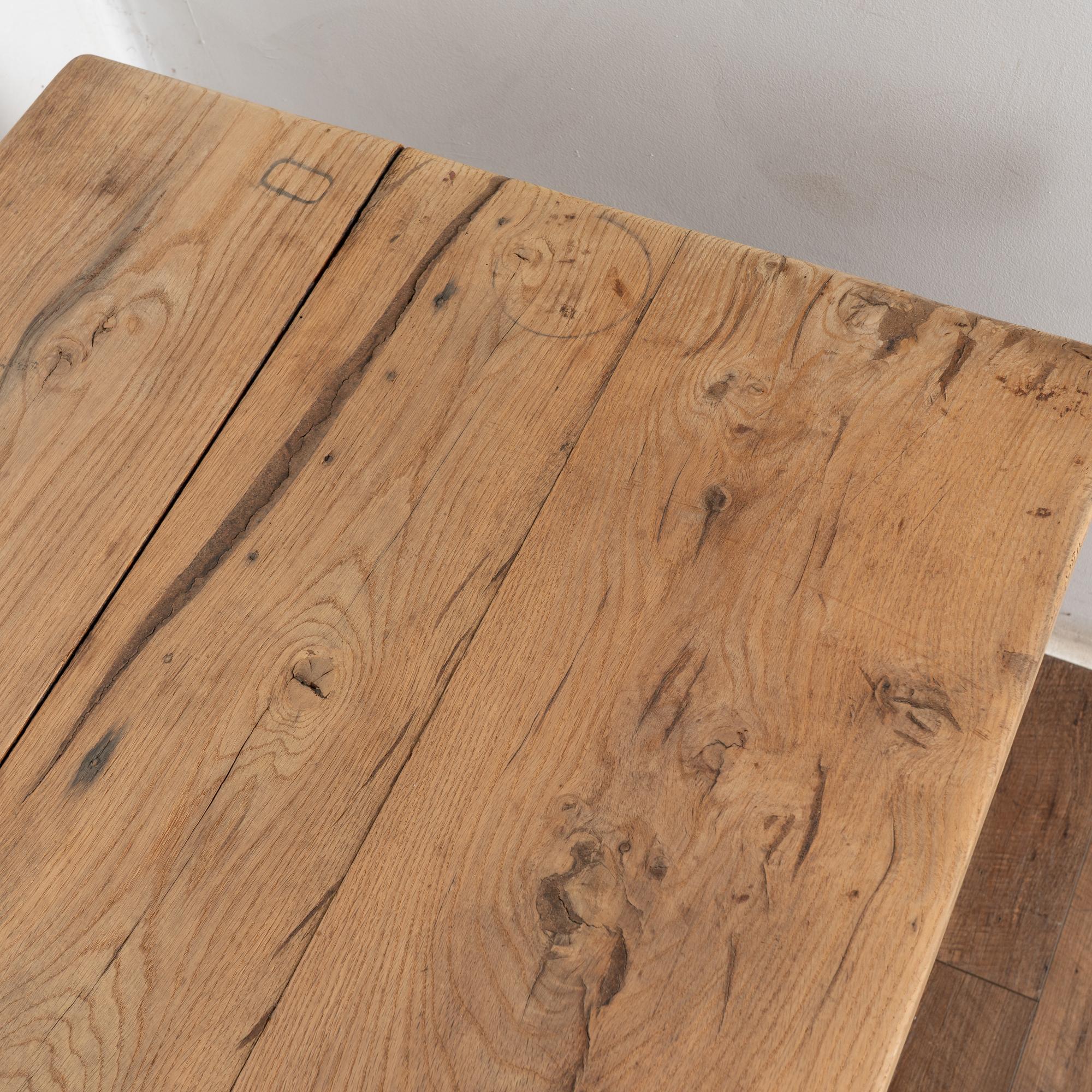 Table à manger longue en chêne français blanchi du XIXe siècle en vente 8