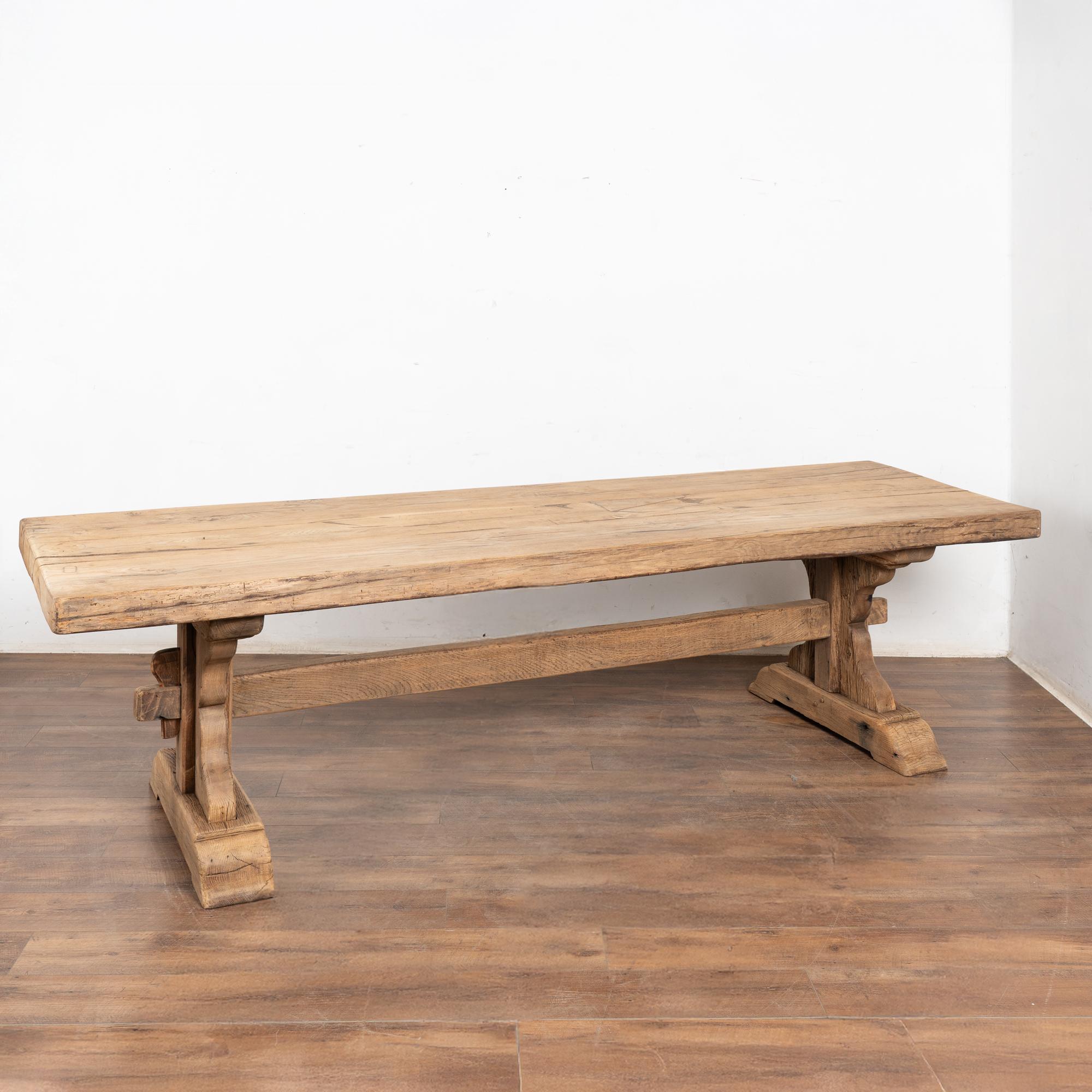 Table à manger longue en chêne français blanchi du XIXe siècle en vente 9