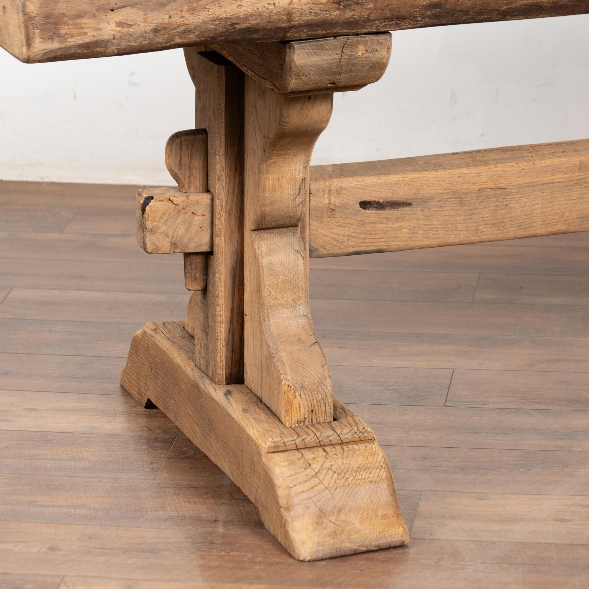 Country Table à manger longue en chêne français blanchi du XIXe siècle en vente