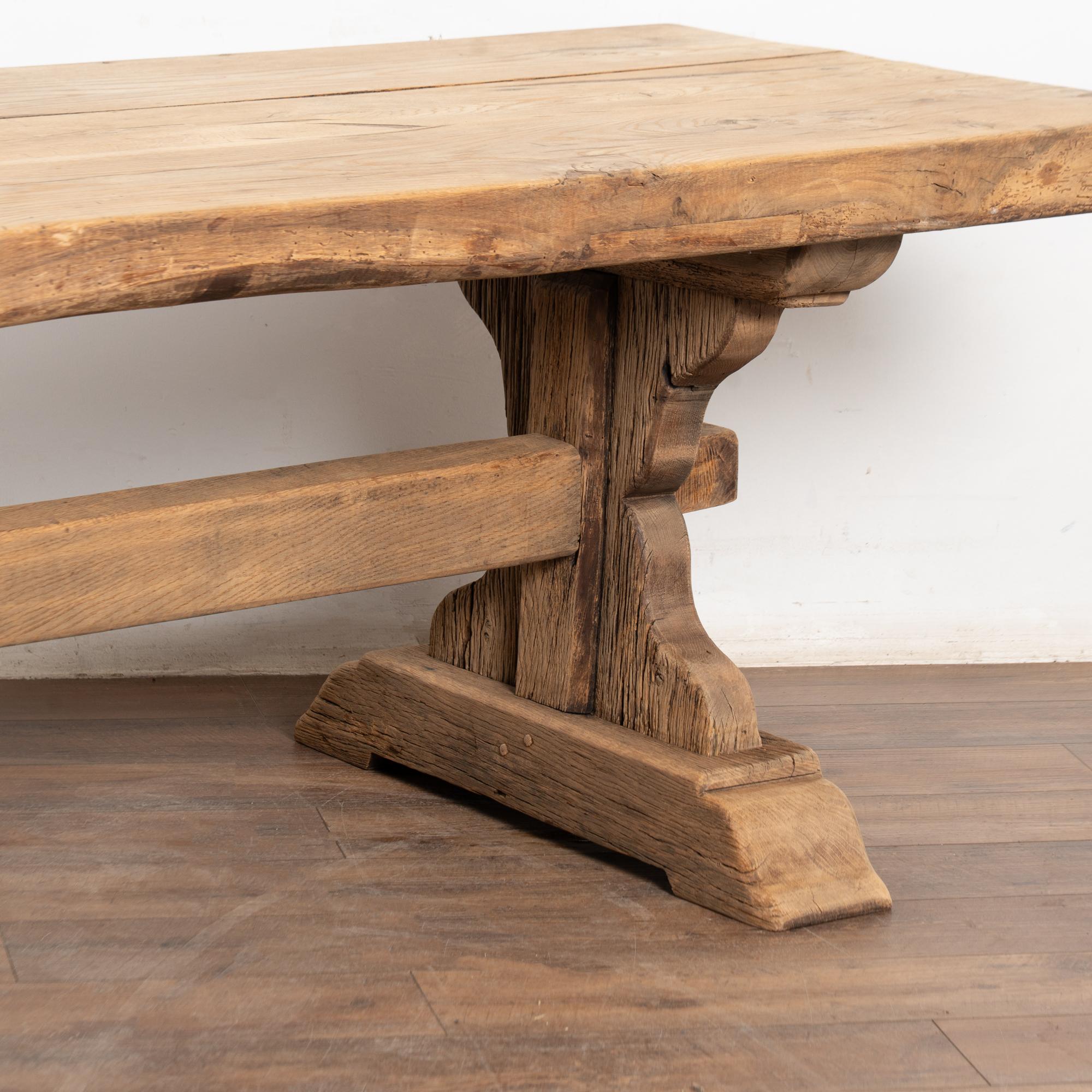 Français Table à manger longue en chêne français blanchi du XIXe siècle en vente