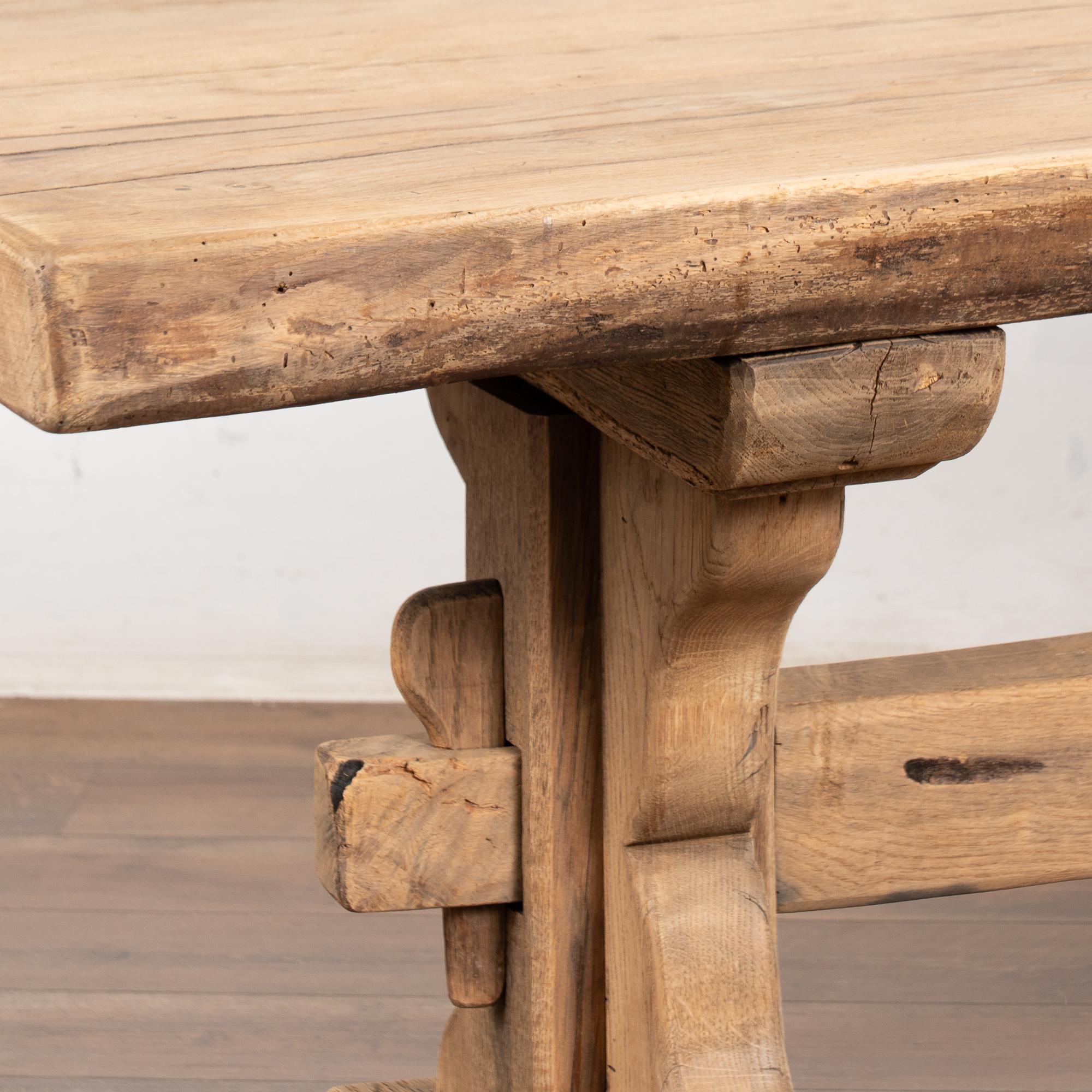 Table à manger longue en chêne français blanchi du XIXe siècle Abîmé - En vente à Round Top, TX