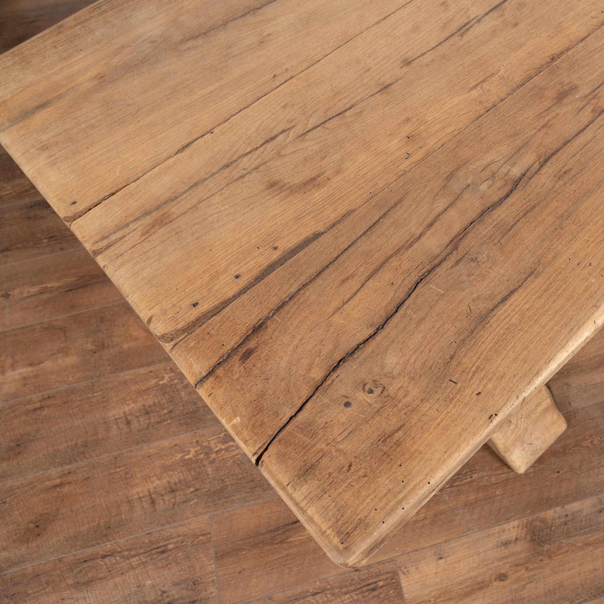 Chêne Table à manger longue en chêne français blanchi du XIXe siècle en vente