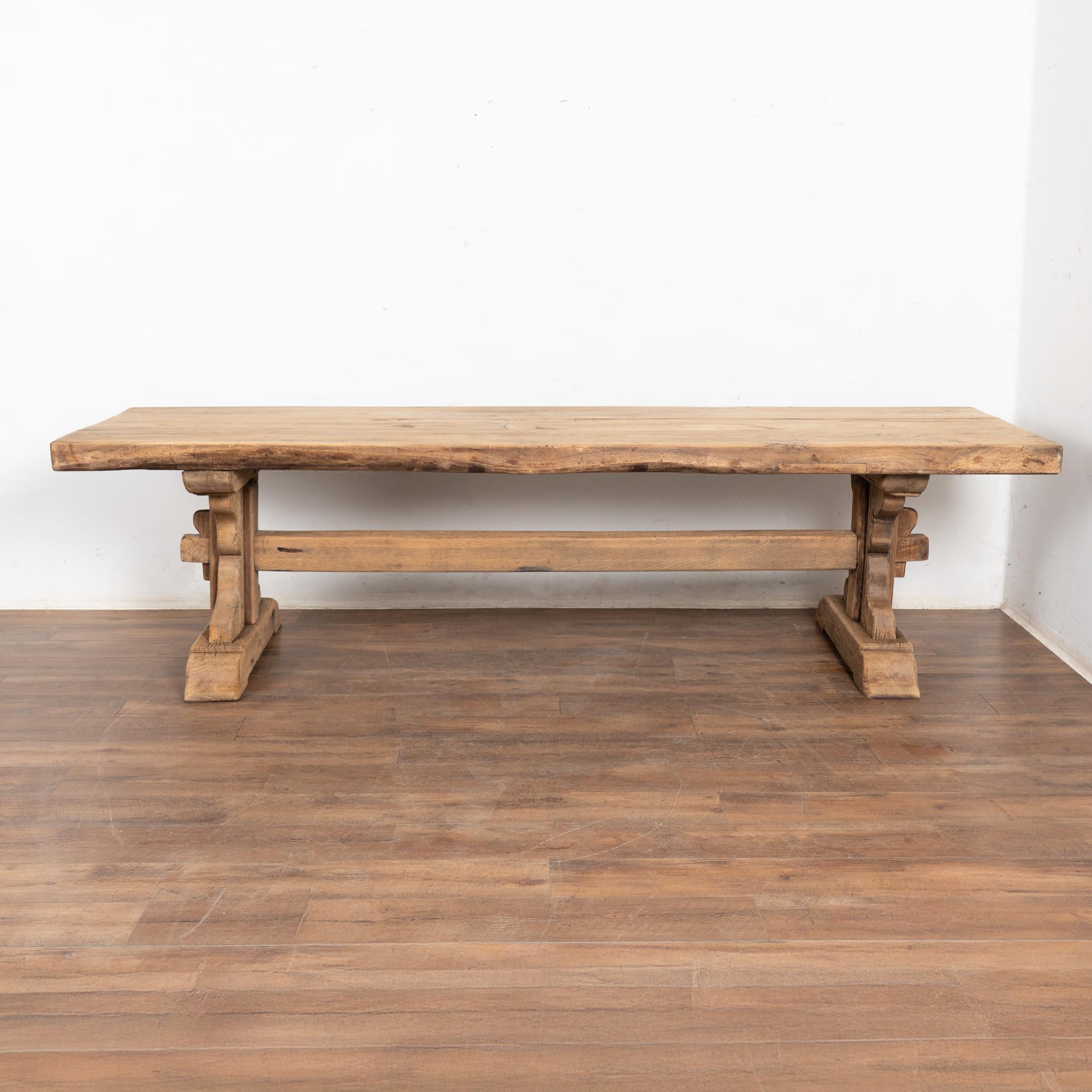 Table à manger longue en chêne français blanchi du XIXe siècle en vente 1