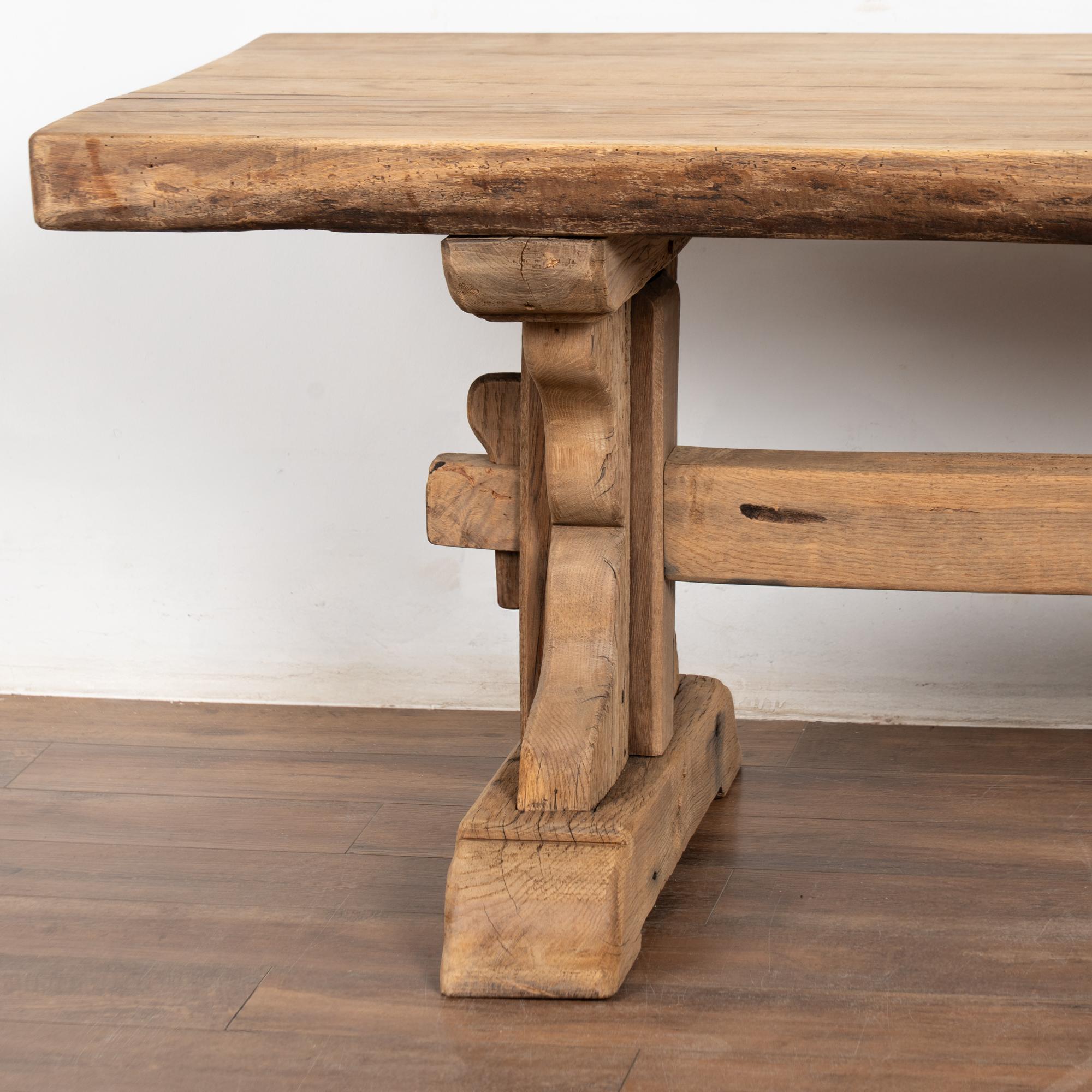 Table à manger longue en chêne français blanchi du XIXe siècle en vente 2