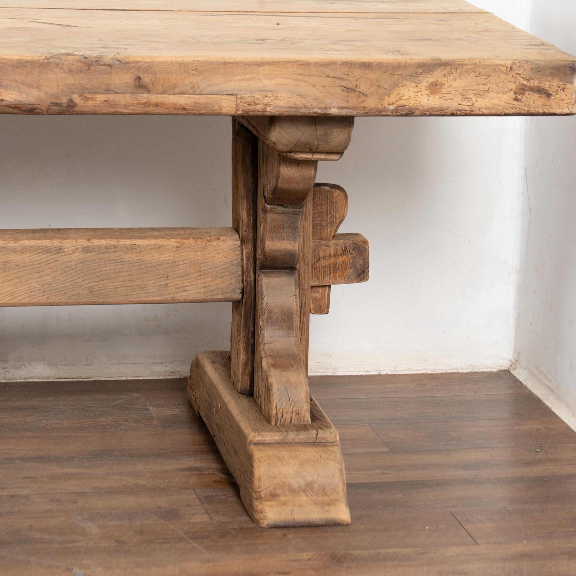 Table à manger longue en chêne français blanchi du XIXe siècle en vente 3