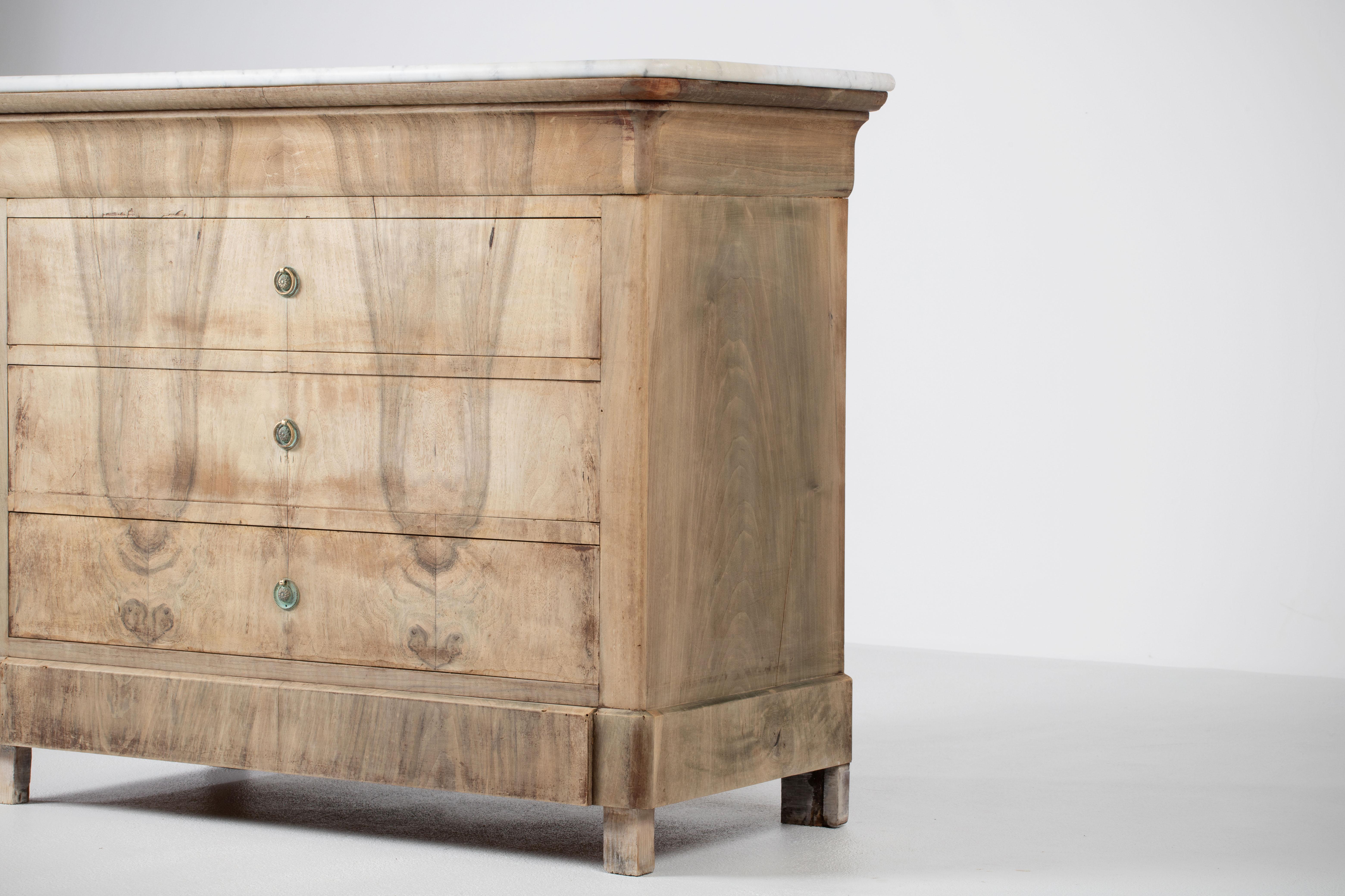 Beautiful French Louis Philippe chest from the 19th century.
Losses and traces of wear, a piece steeped in history and full of charm.