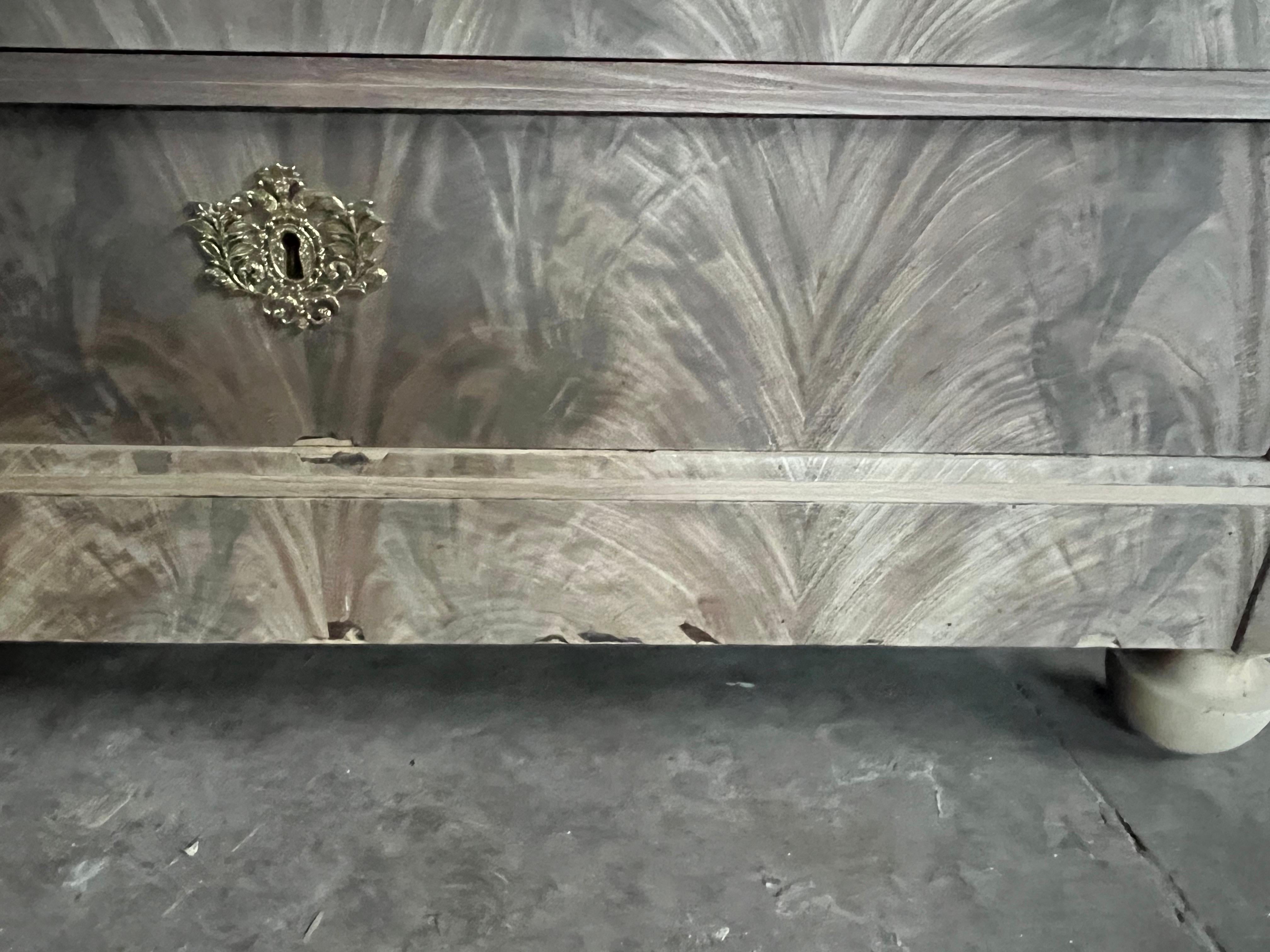 Cómoda Louis Philippe De Caoba Blanqueada Del Siglo XIX Con Mármol Gris en venta 3