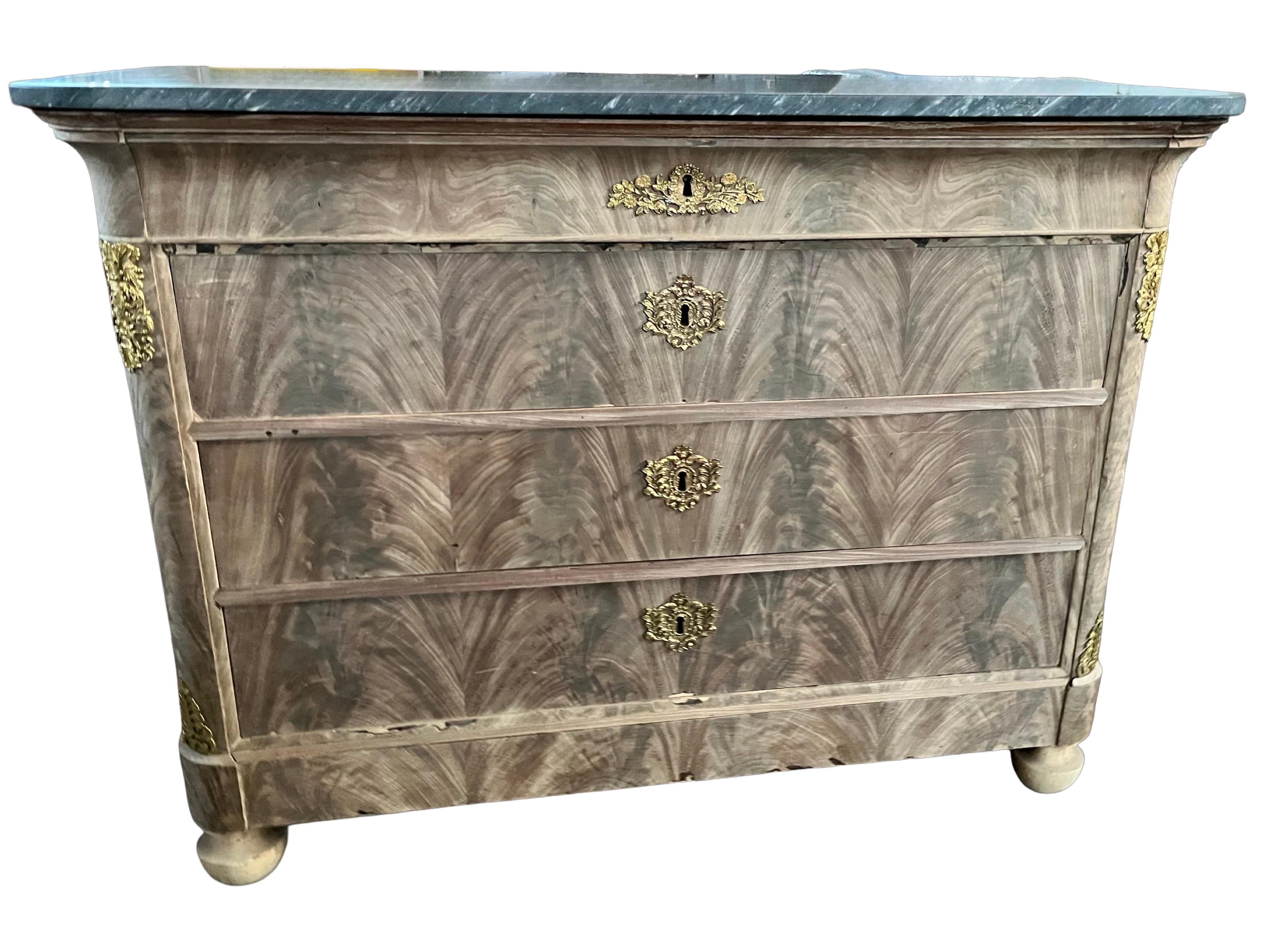 Cómoda Louis Philippe De Caoba Blanqueada Del Siglo XIX Con Mármol Gris en venta 8