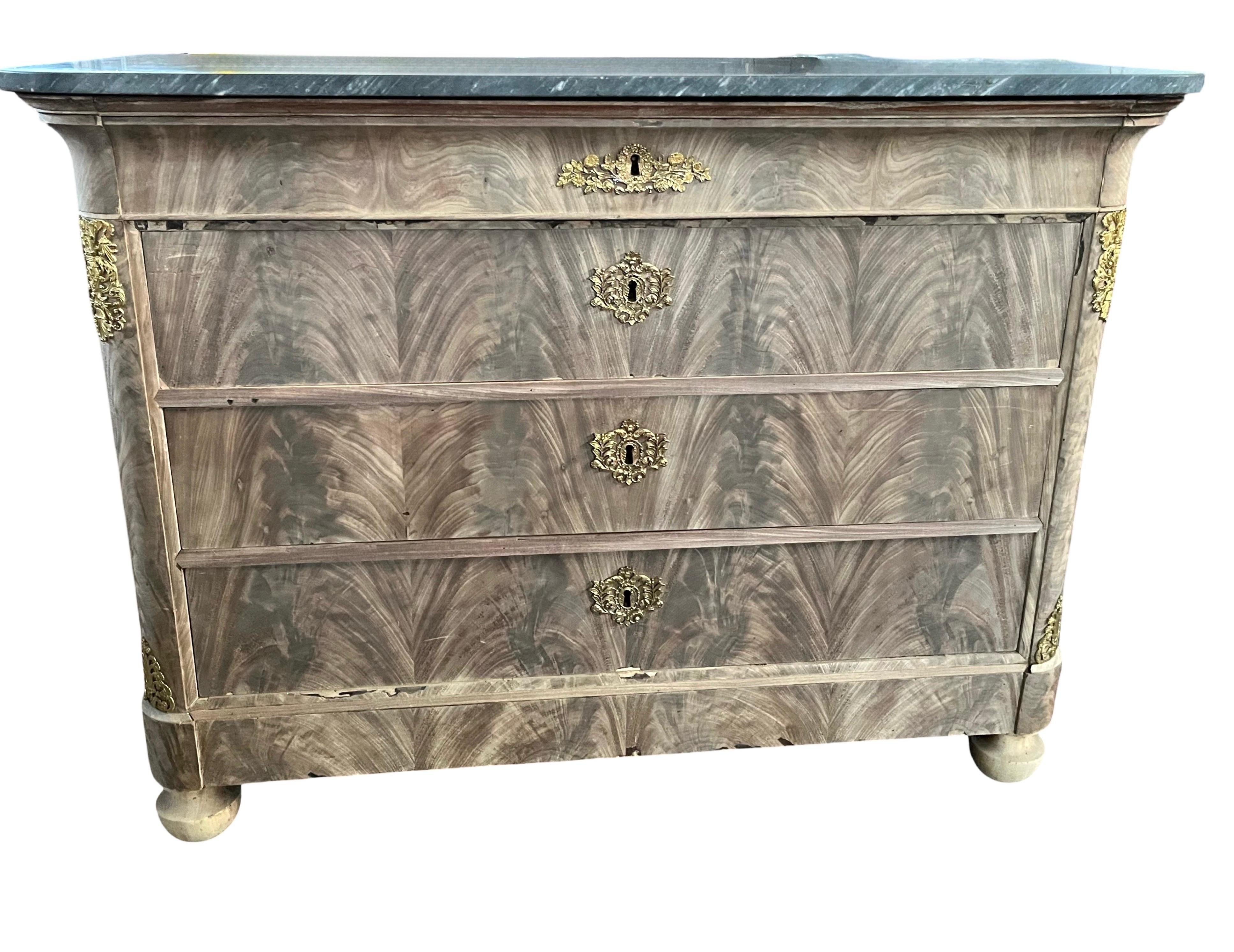 Cómoda Louis Philippe De Caoba Blanqueada Del Siglo XIX Con Mármol Gris en venta 9