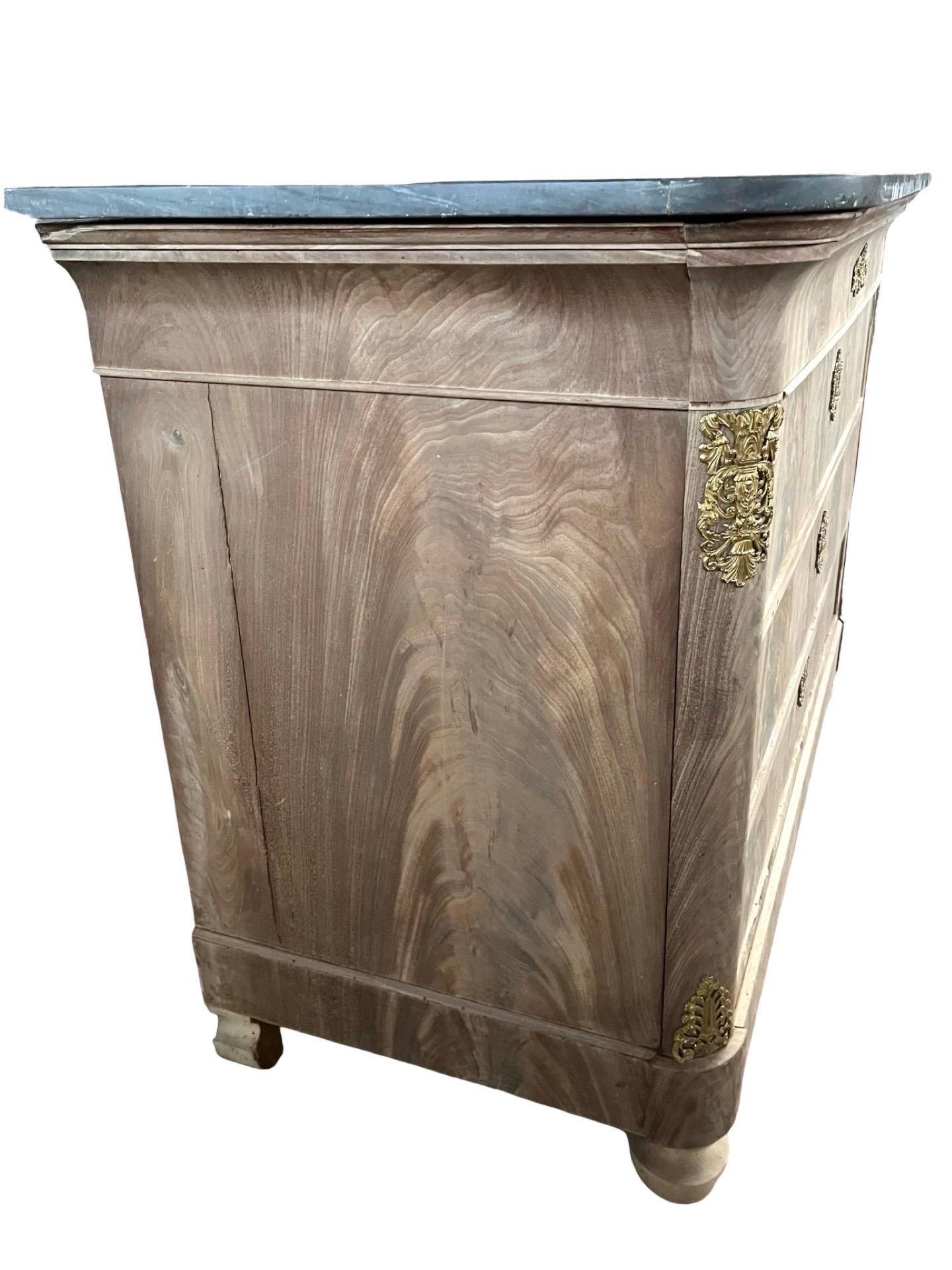 Cómoda Louis Philippe De Caoba Blanqueada Del Siglo XIX Con Mármol Gris en venta 11