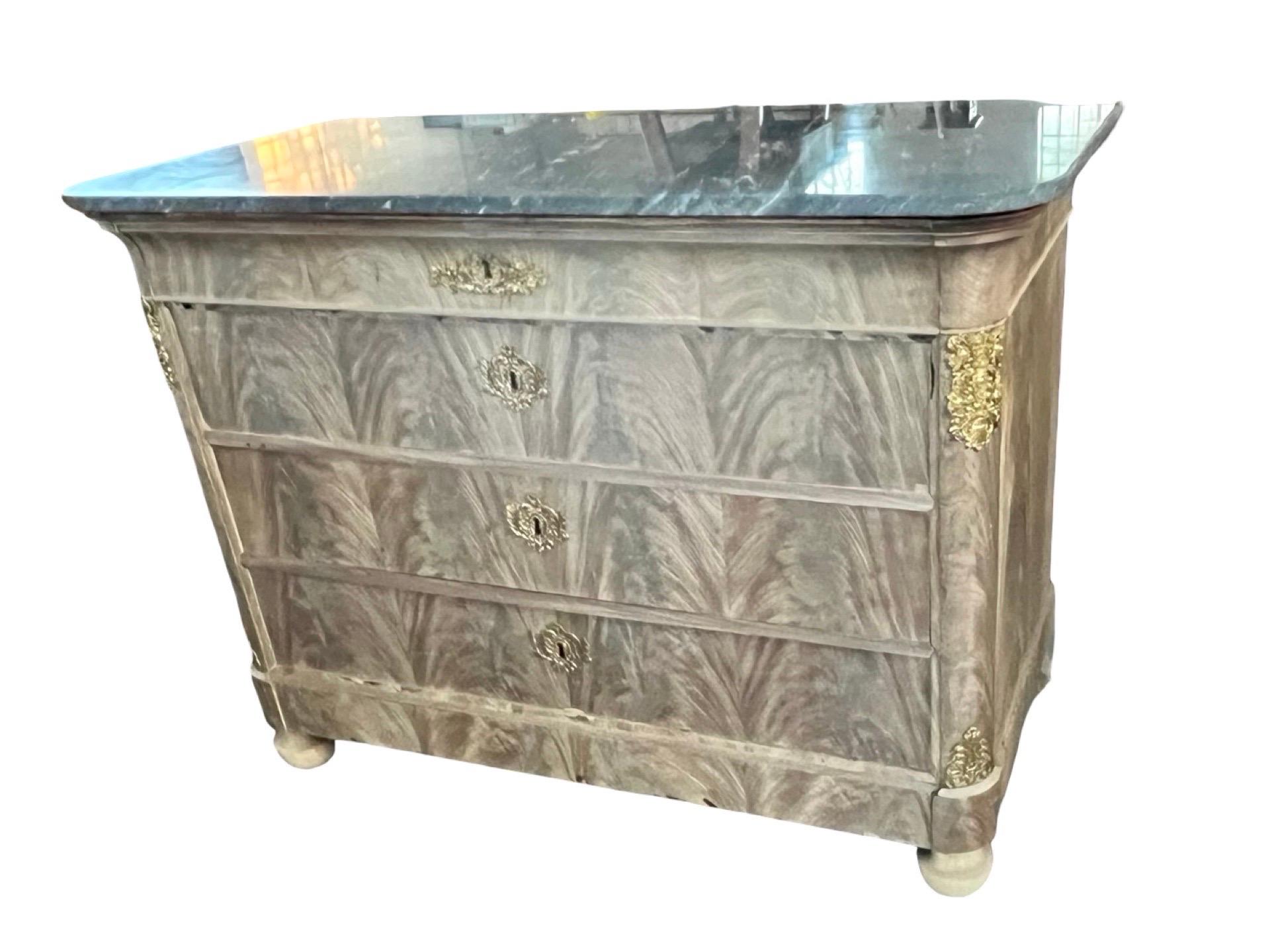 Cómoda Louis Philippe De Caoba Blanqueada Del Siglo XIX Con Mármol Gris en venta 13