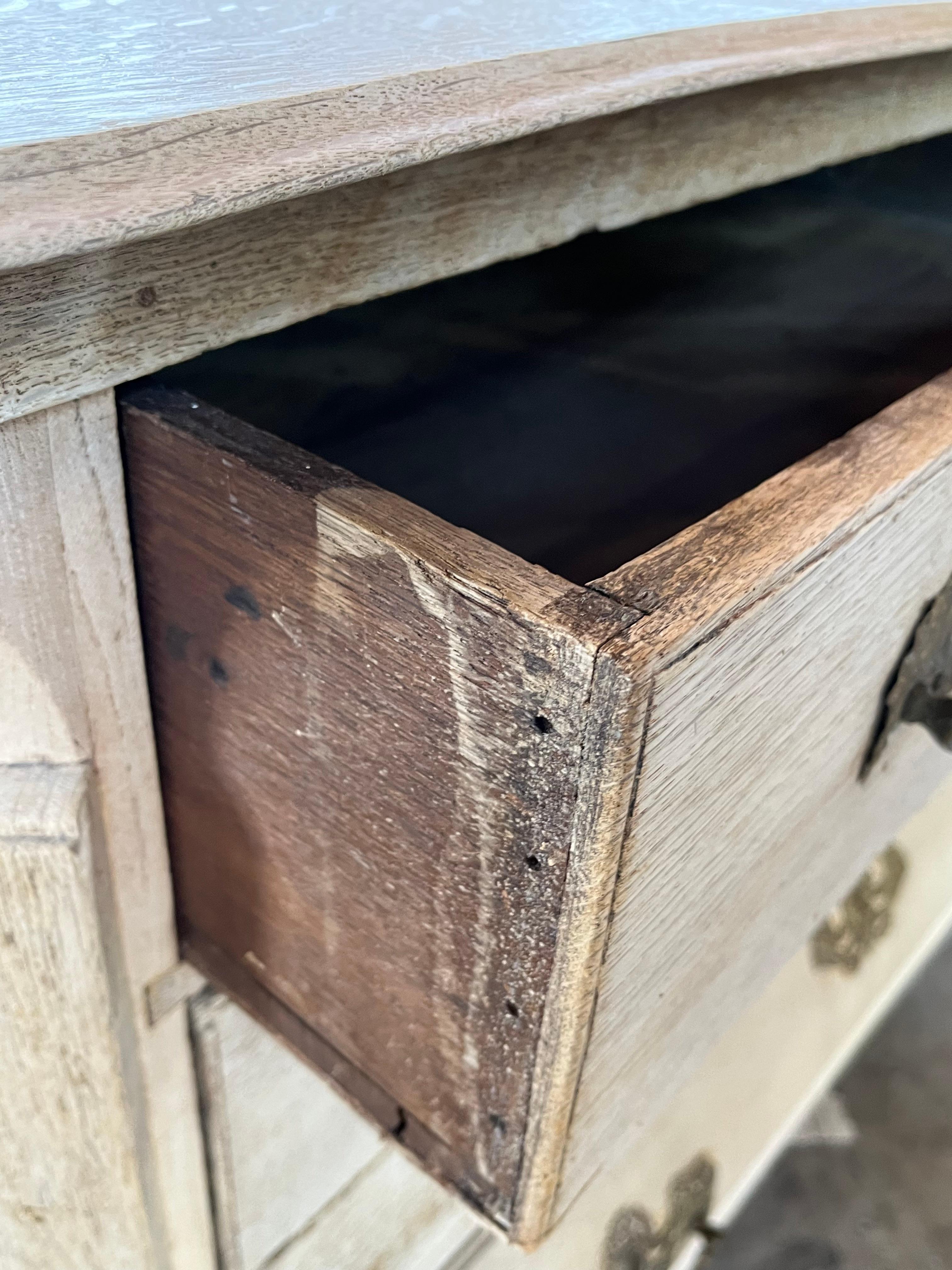 Cassettiera / Commode olandese in rovere sbiancato del XIX secolo in vendita 8