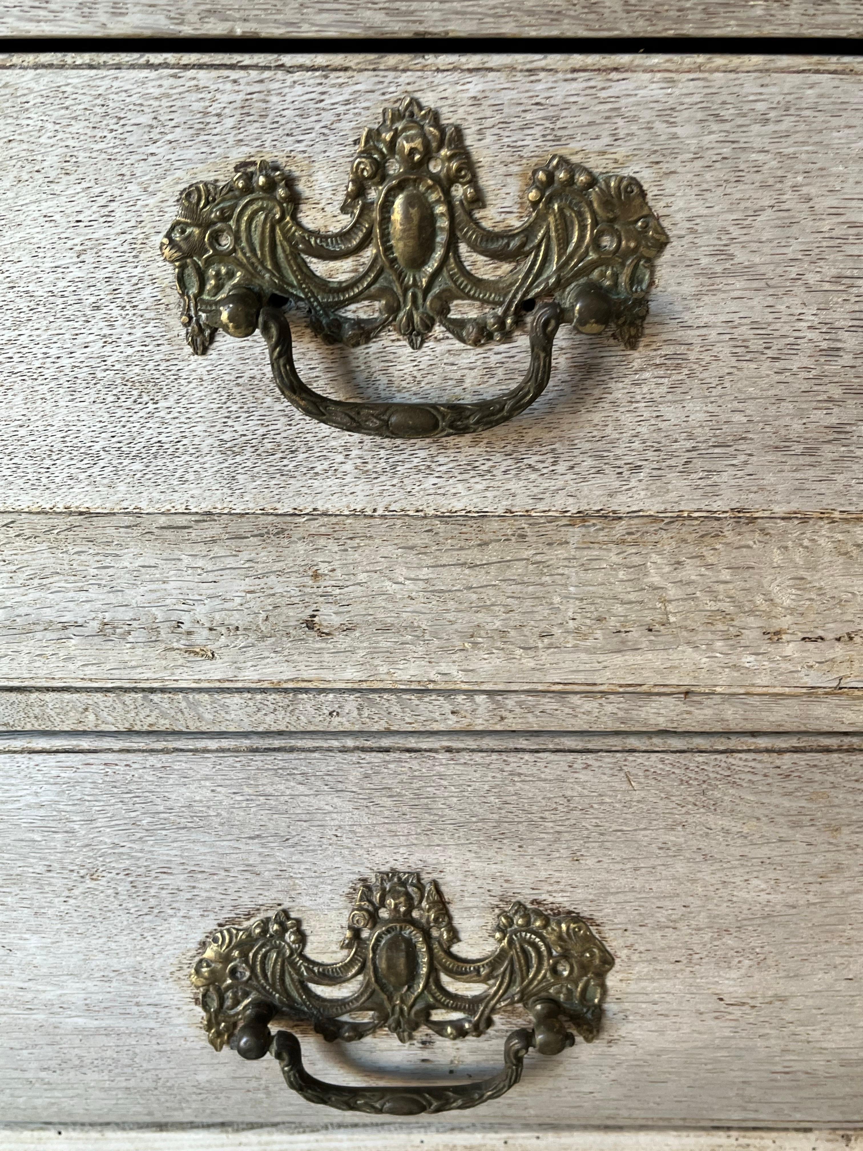 Cassettiera / Commode olandese in rovere sbiancato del XIX secolo in vendita 11