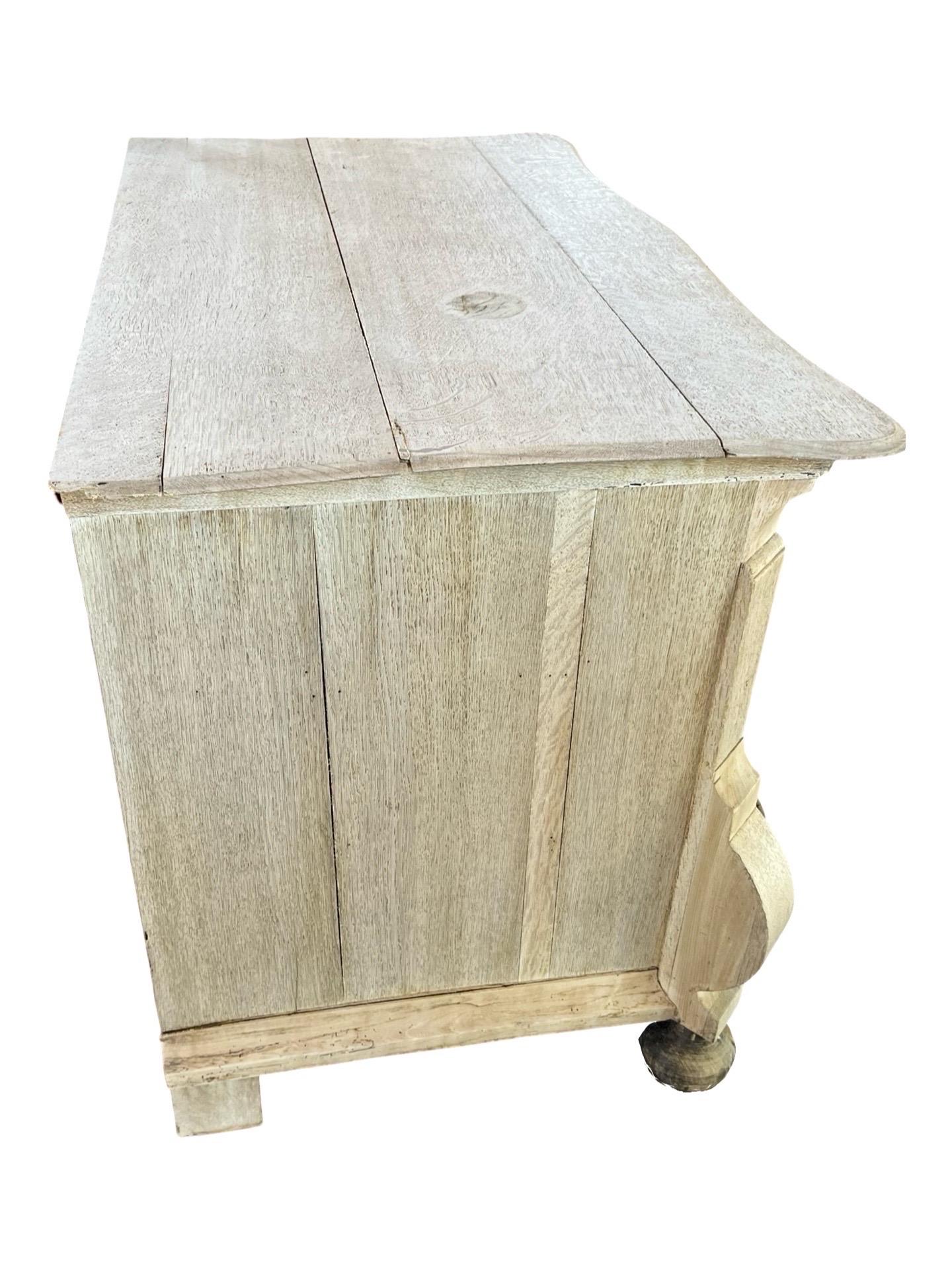 La cassapanca Bombay è stata realizzata a mano nei Paesi Bassi all'inizio del 1800 utilizzando il legno di Oak. La cassettiera è piuttosto grande e presenta tre cassetti incassati che funzionano bene e possono essere utilizzati quotidianamente. Le