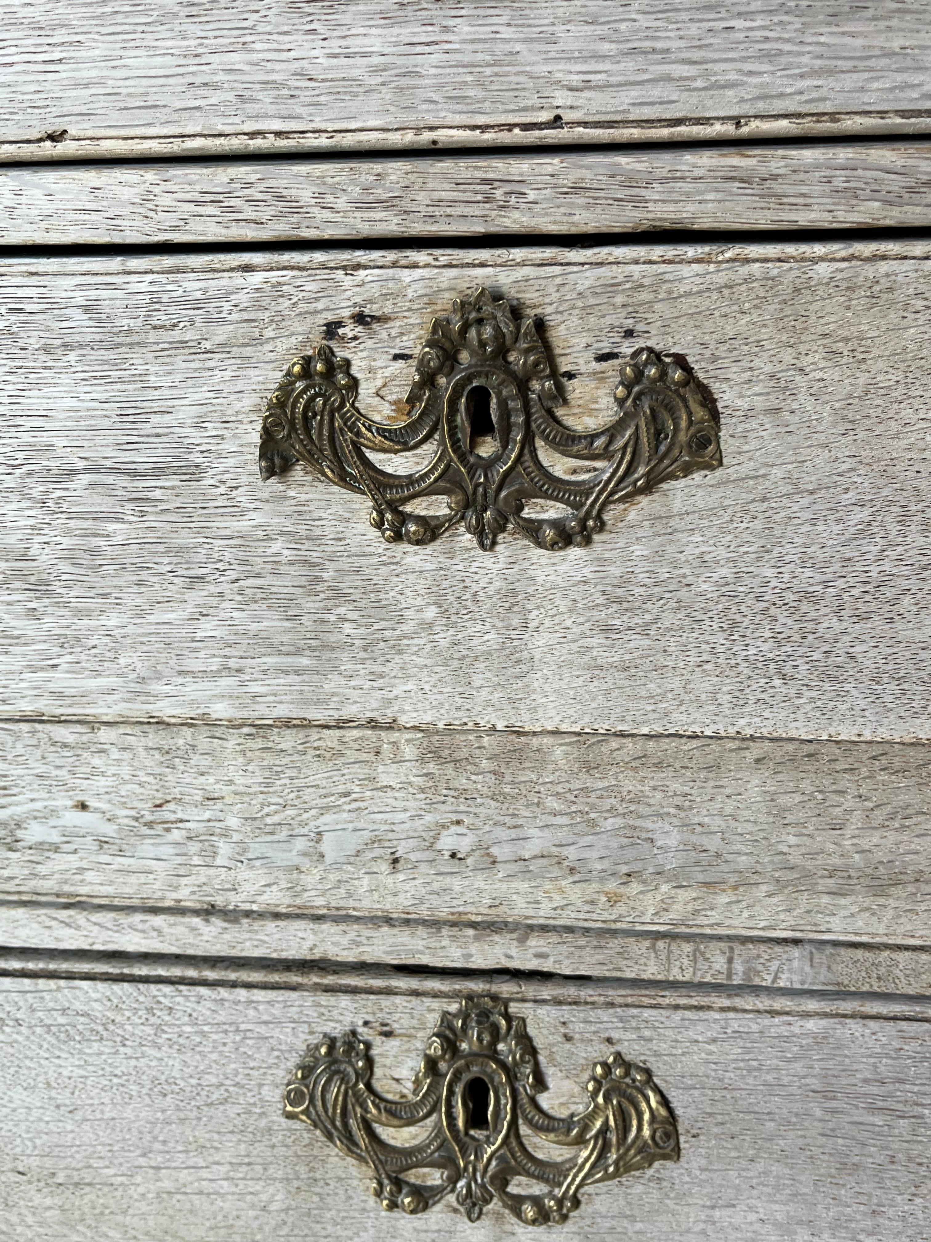 Cassettiera / Commode olandese in rovere sbiancato del XIX secolo in vendita 13