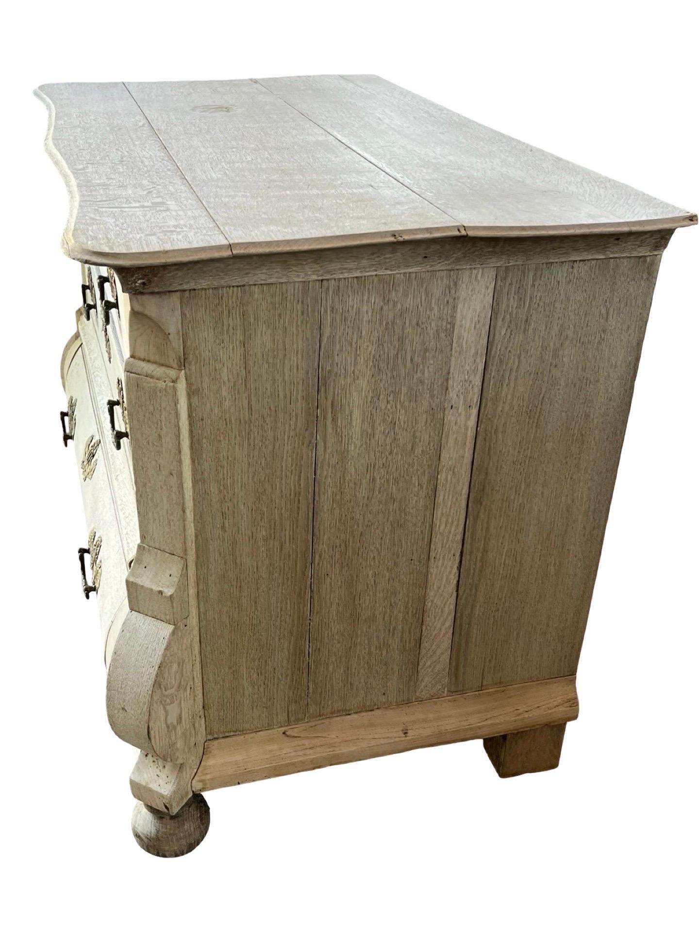 Italiano Cassettiera / Commode olandese in rovere sbiancato del XIX secolo in vendita