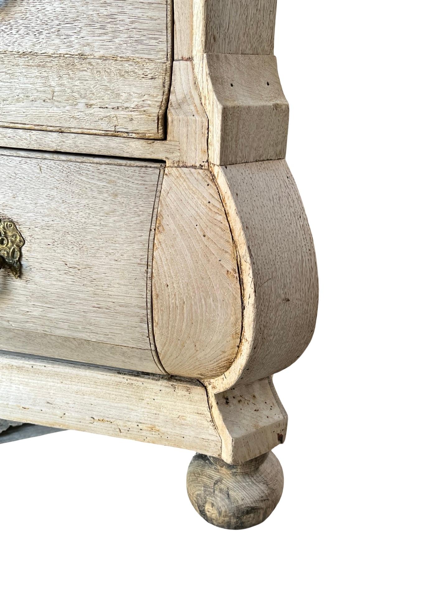 Olandese Cassettiera / Commode olandese in rovere sbiancato del XIX secolo in vendita