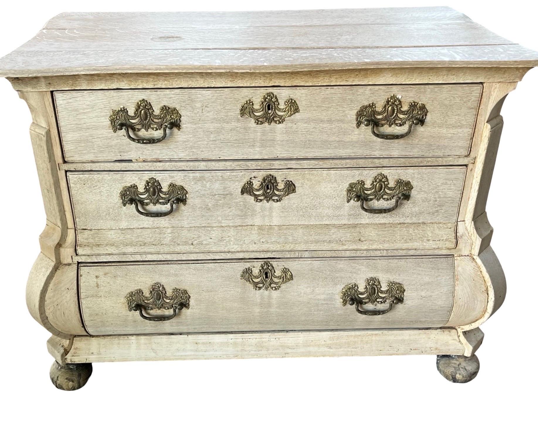 Sbiancato Cassettiera / Commode olandese in rovere sbiancato del XIX secolo in vendita