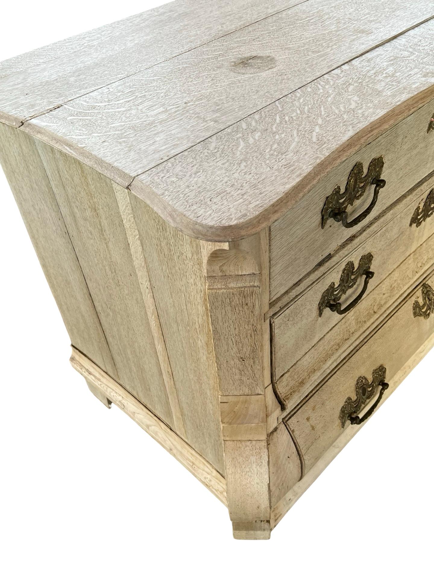 Sbiancato Cassettiera / Commode olandese in rovere sbiancato del XIX secolo in vendita