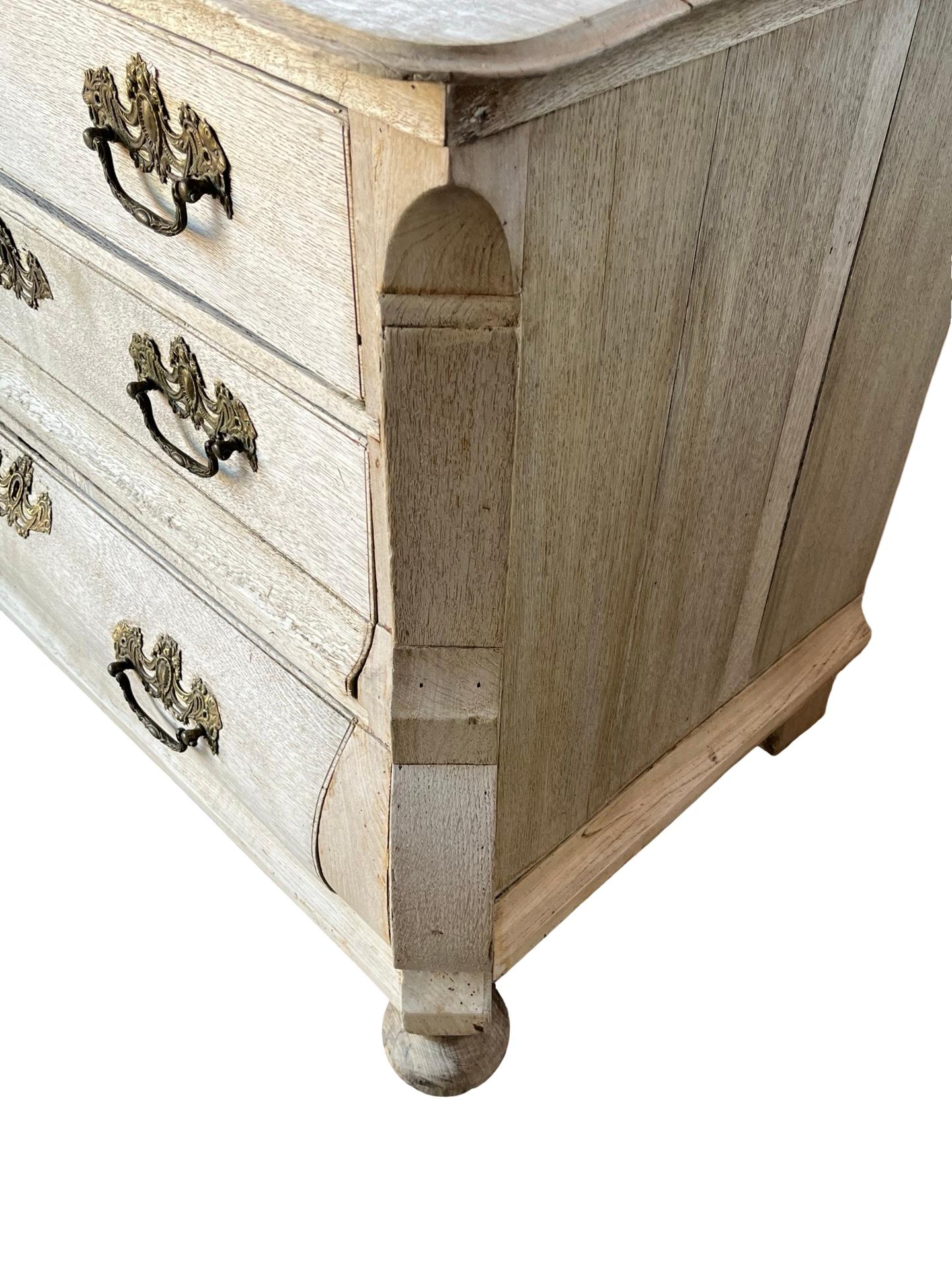 Cassettiera / Commode olandese in rovere sbiancato del XIX secolo In condizioni buone in vendita a Carmine, TX