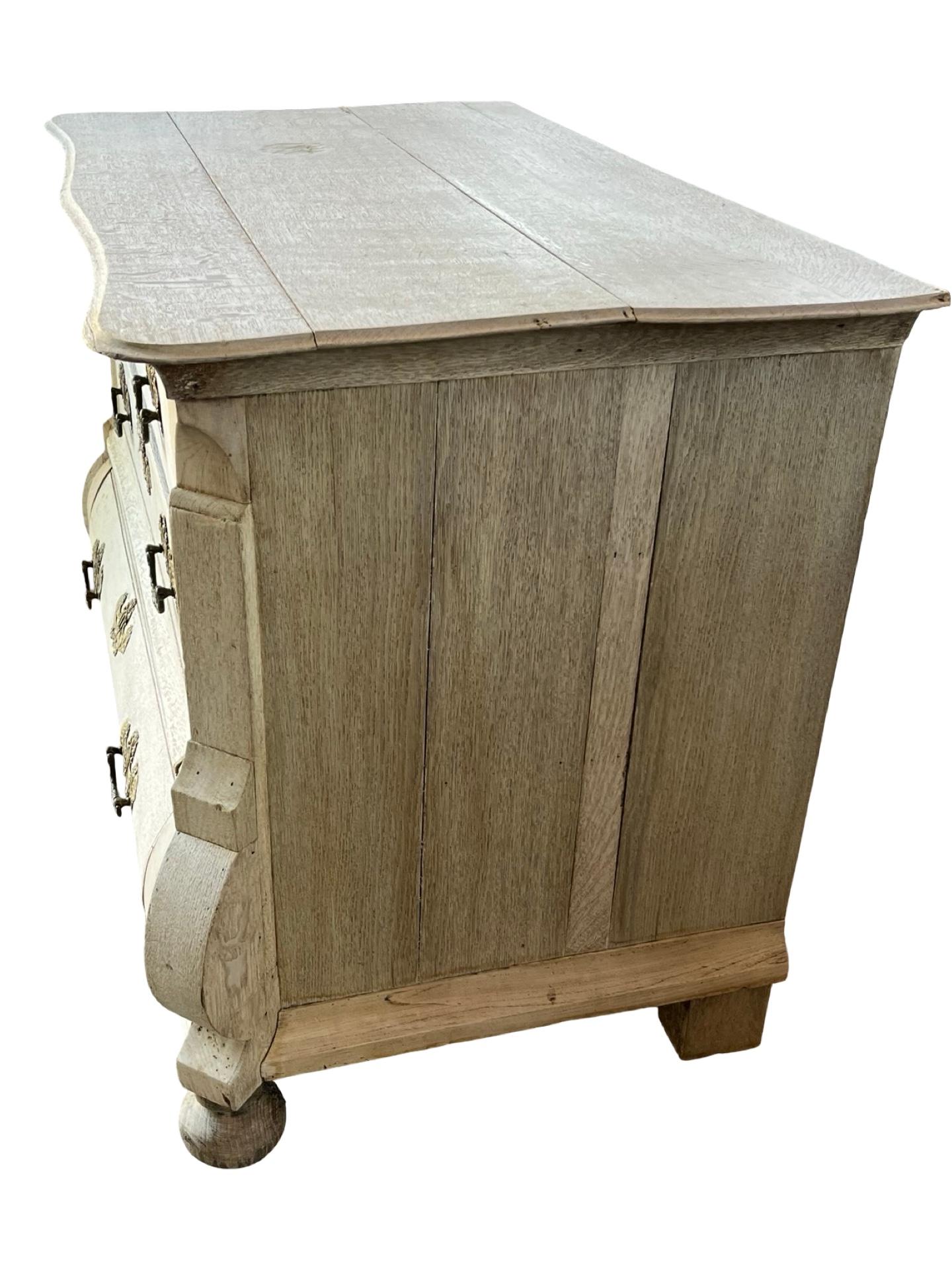 Cassettiera / Commode olandese in rovere sbiancato del XIX secolo in vendita 1