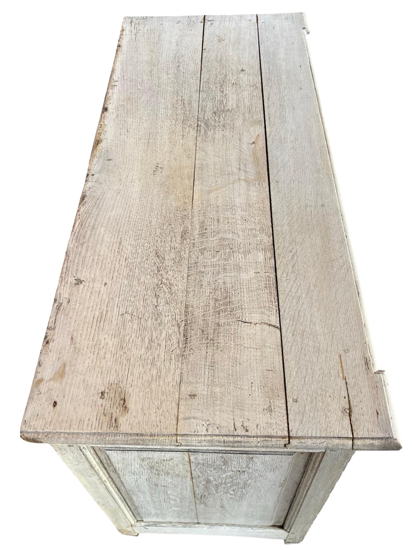 Cassettiera fiamminga in Oak sbiancato del XIX secolo in vendita 4