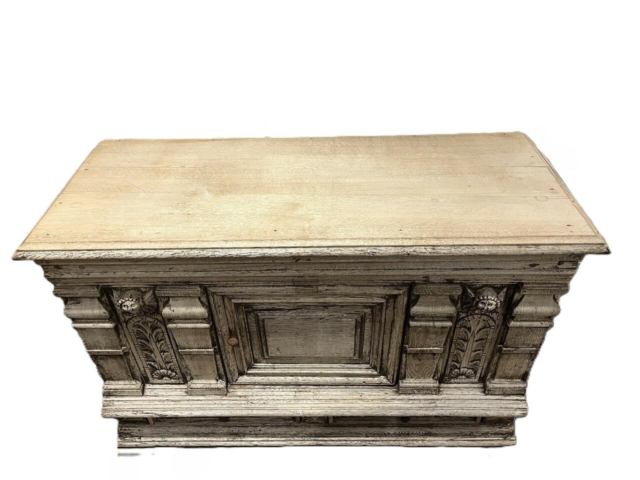 Mobile o credenza francese in Oak sbiancato del XIX secolo. Può anche essere considerato un mobile consolle. Non c'è un cassetto superiore, ma solo un'anta centrale con un ripiano e due cassetti inferiori. Ha una bella sensazione di rusticità.
