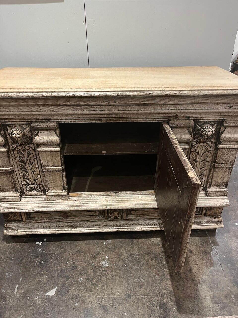 Credenza francese in rovere sbiancato del XIX secolo In condizioni buone in vendita a Houston, TX