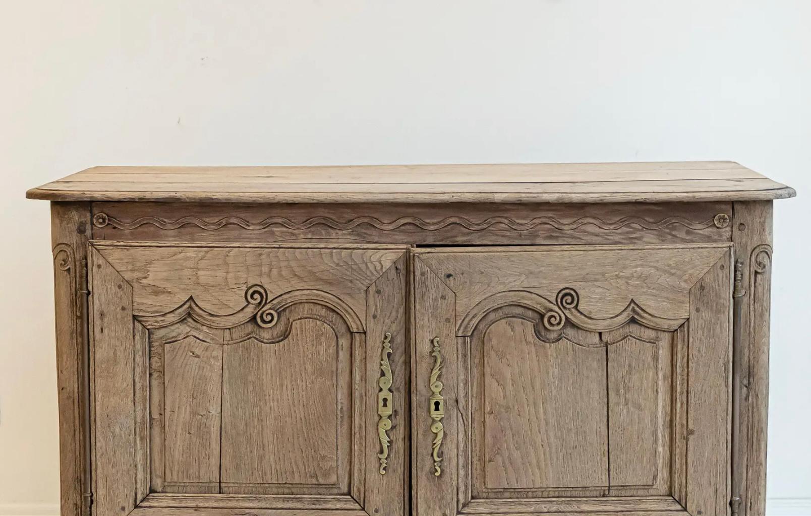Buffet Luis XV Enfilado de Roble Blanqueado del Siglo XIX Francés en venta