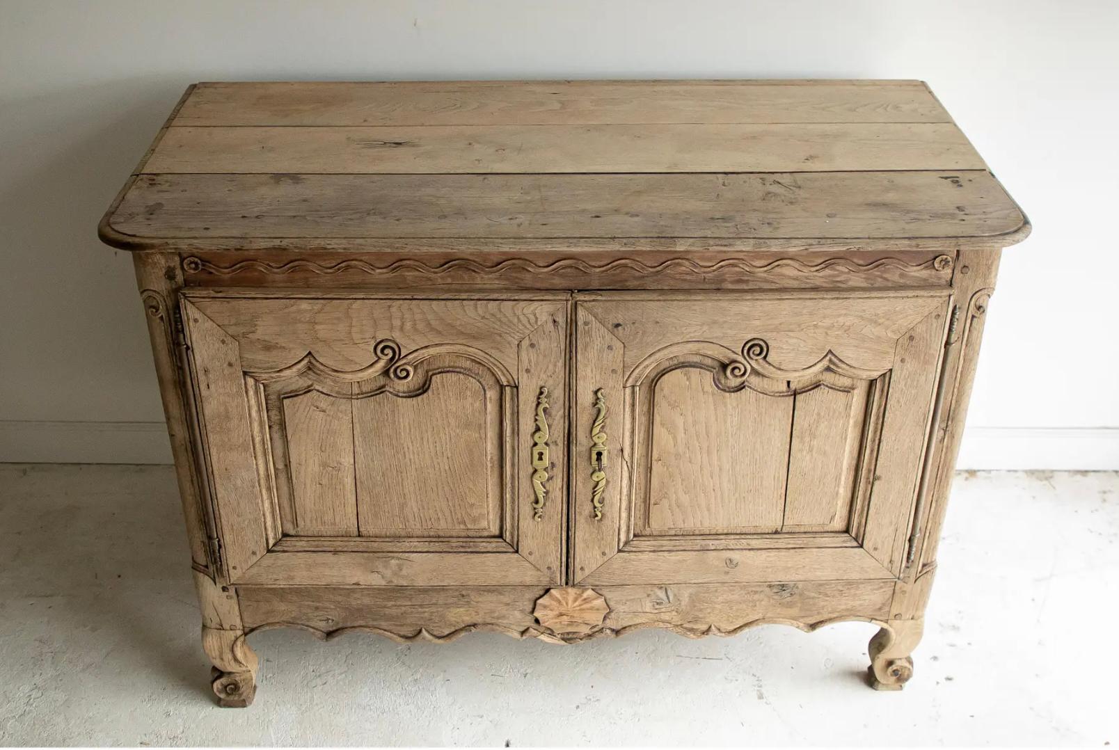 Buffet Luis XV Enfilado de Roble Blanqueado del Siglo XIX siglo XIX en venta