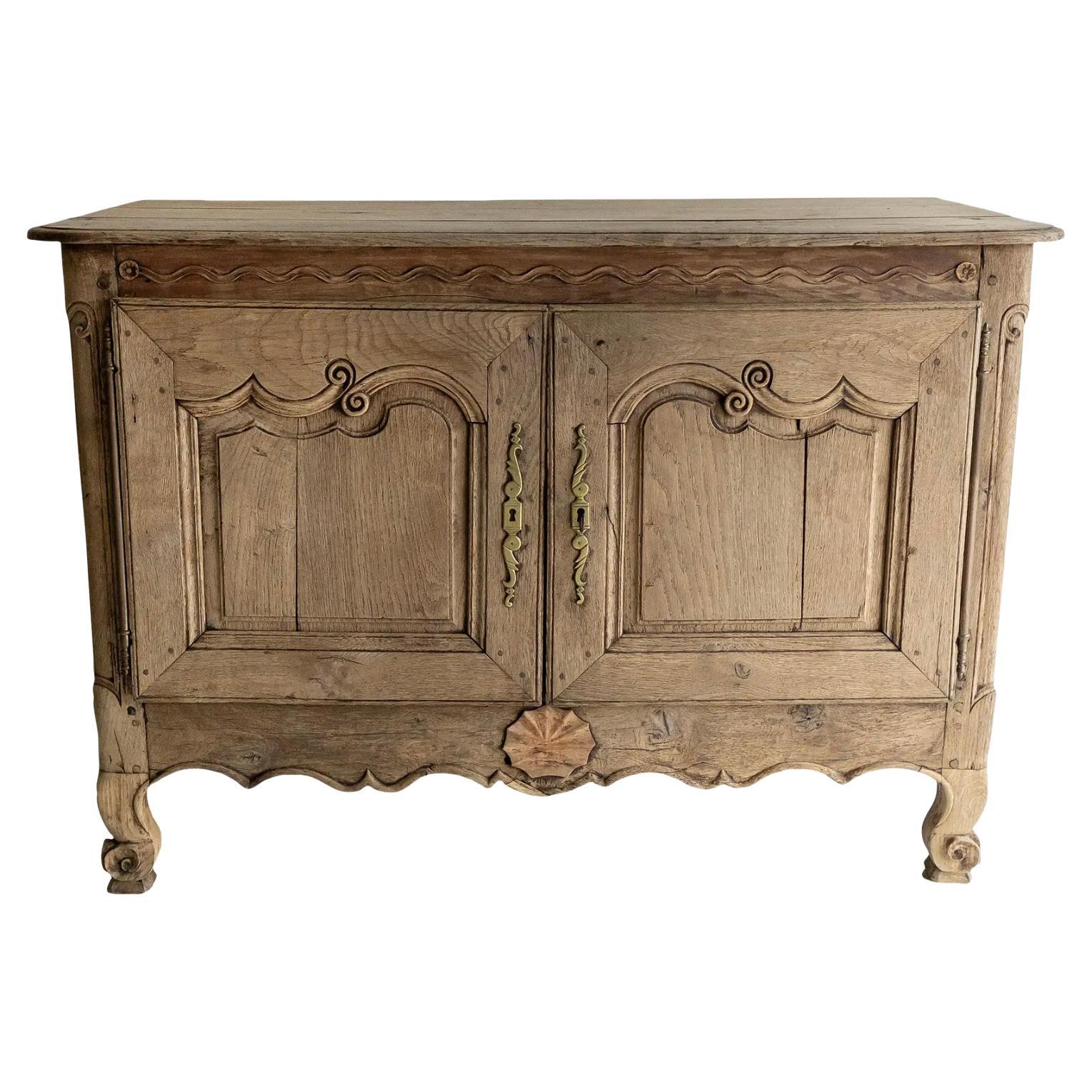 Buffet Louis XV du 19ème siècle en chêne blanchi