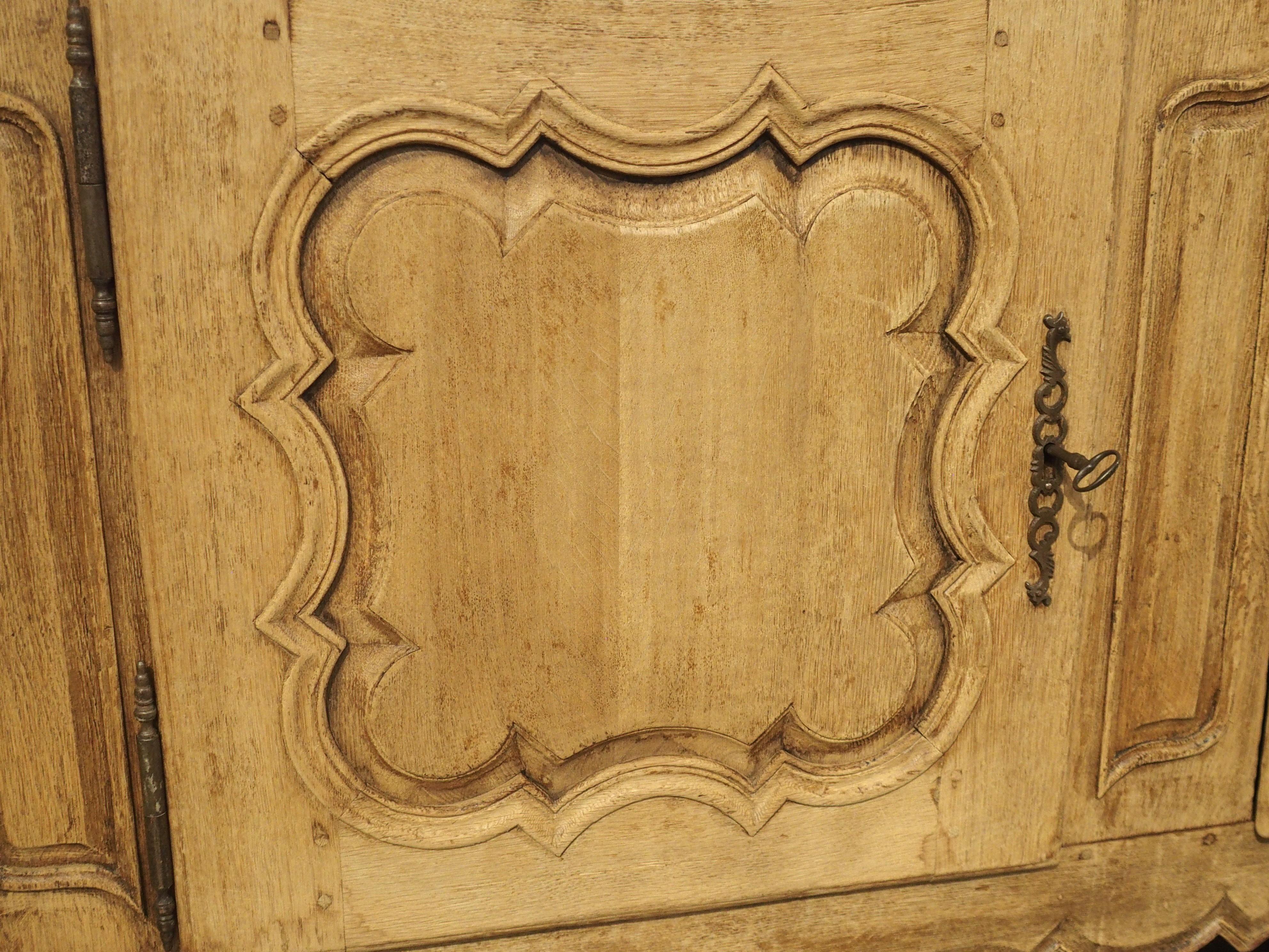 3-türiges Enfilade-Buffet aus gebleichter Eiche im Louis-XV-Stil des 19. Jahrhunderts aus Frankreich im Angebot 10