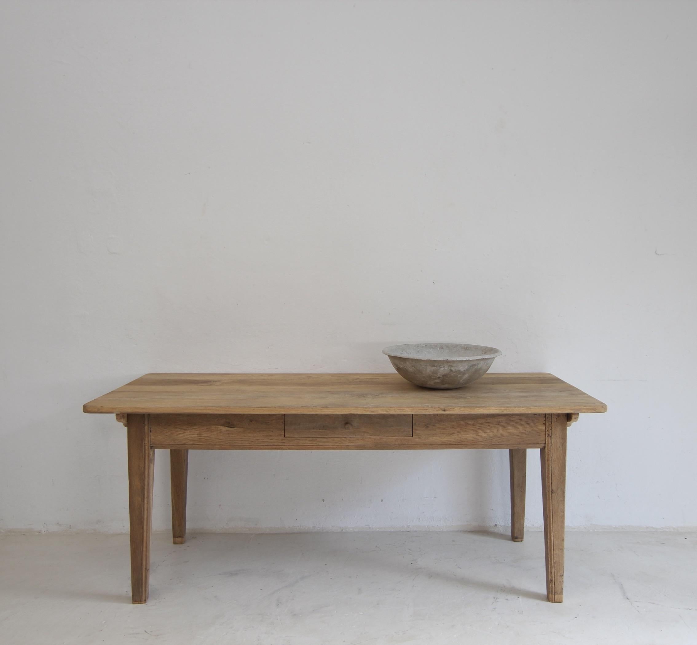 Table de cuisine ou de salle à manger provinciale rustique du XIXe siècle. Fabriqué en chêne massif.

Piétement de table rectangulaire composé de 4 pieds carrés légèrement effilés, cadre avec tiroir et plateau débordant sur tout le pourtour,