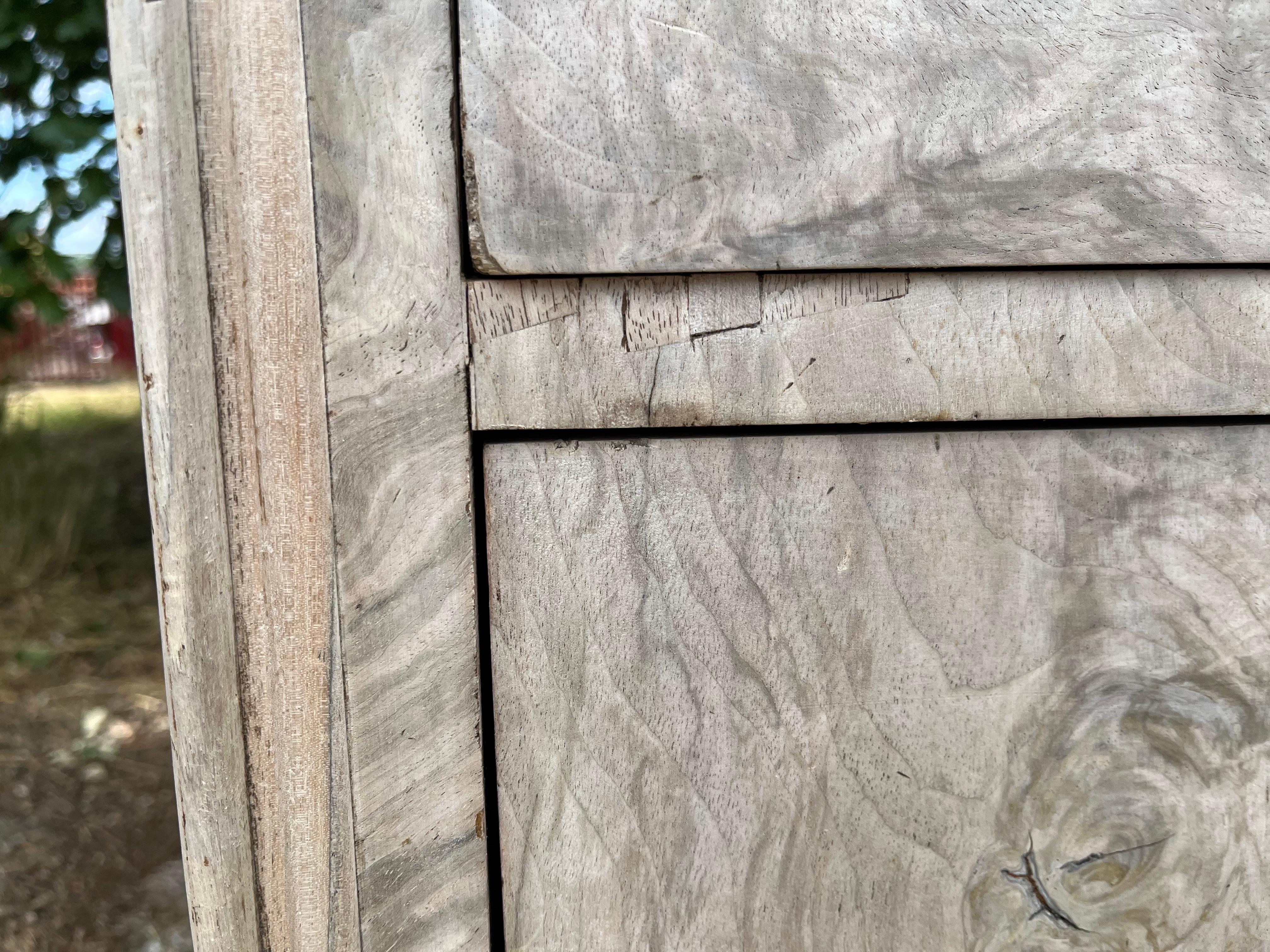 Cassettiera francese Louis Philippe in radica di noce sbiancata del XIX secolo 3