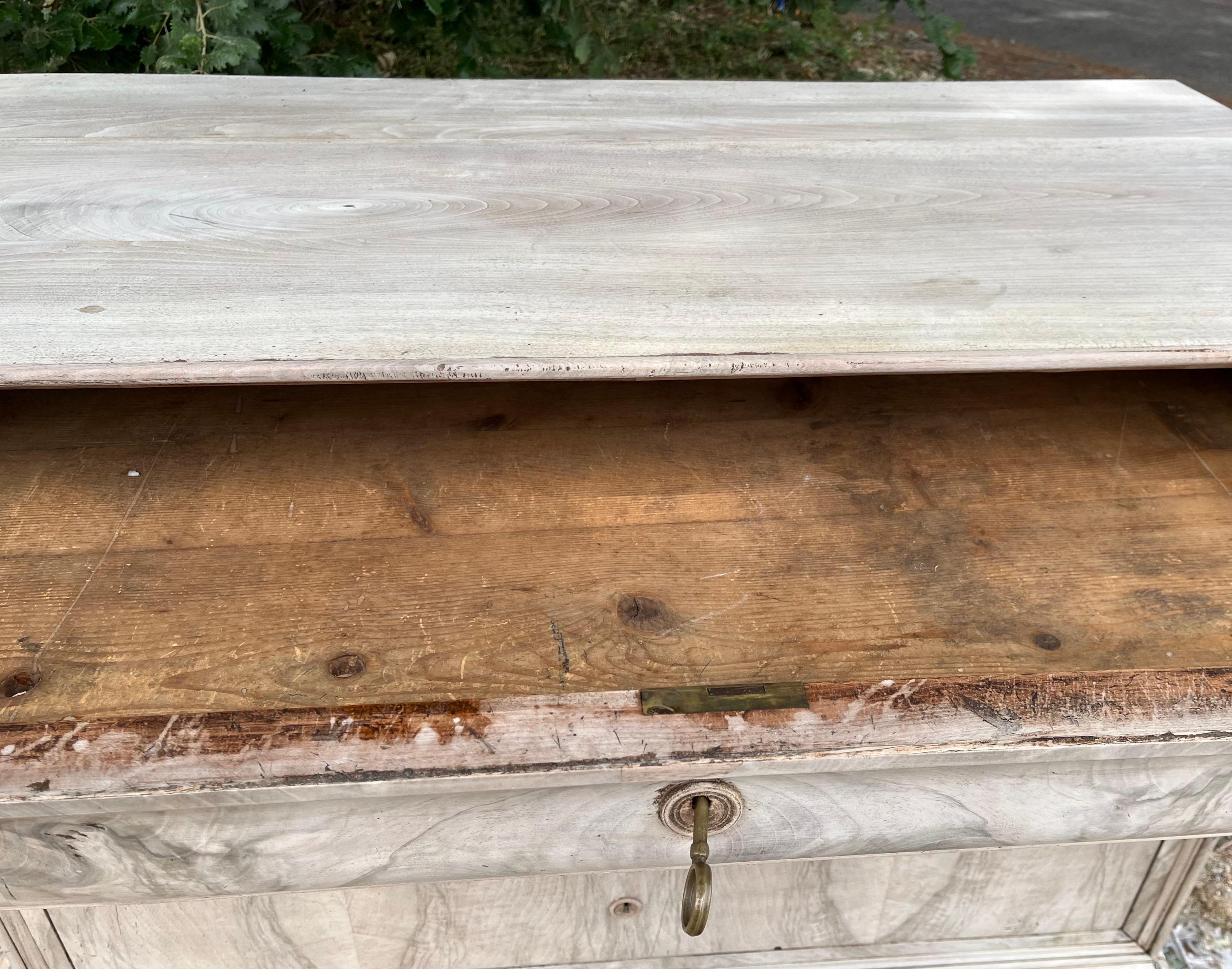 Cassettiera francese Louis Philippe in radica di noce sbiancata del XIX secolo 9