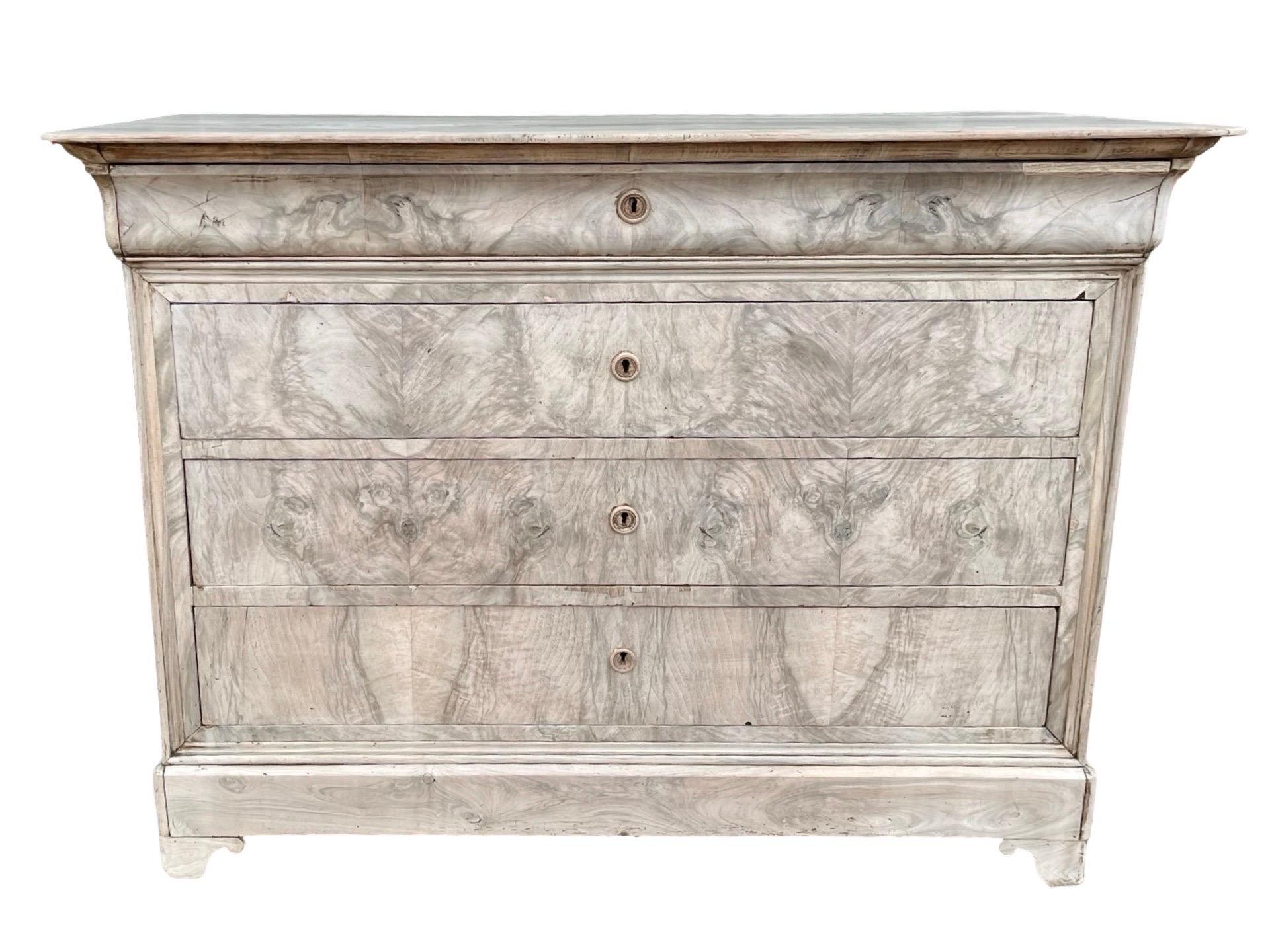 Luigi Filippo Cassettiera francese Louis Philippe in radica di noce sbiancata del XIX secolo