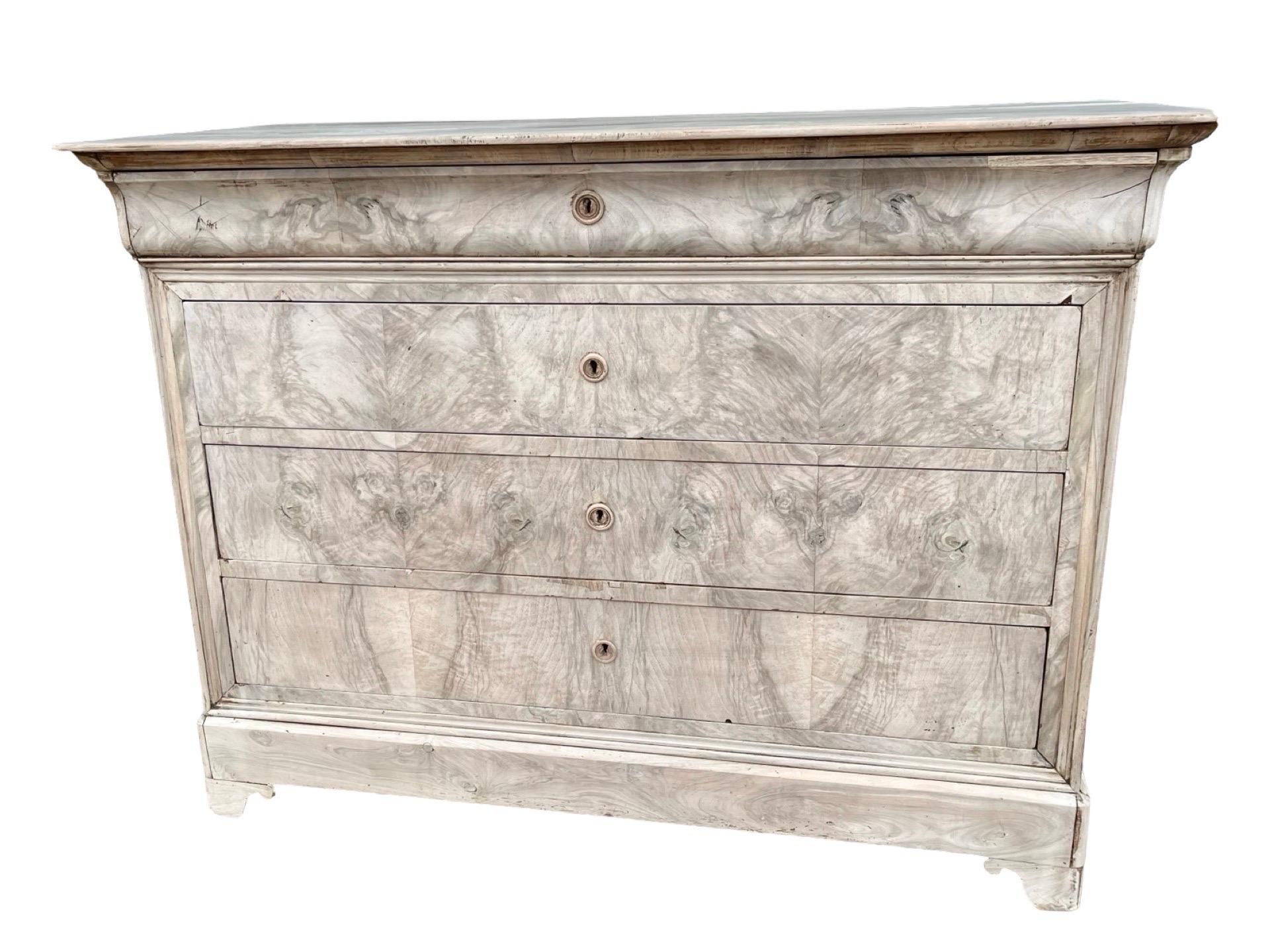 Francese Cassettiera francese Louis Philippe in radica di noce sbiancata del XIX secolo