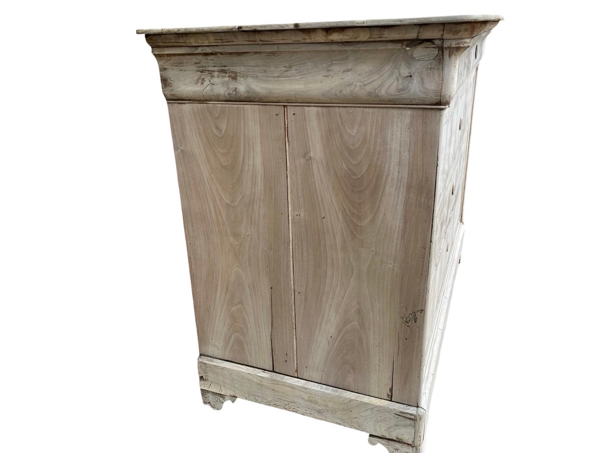 Sbiancato Cassettiera francese Louis Philippe in radica di noce sbiancata del XIX secolo