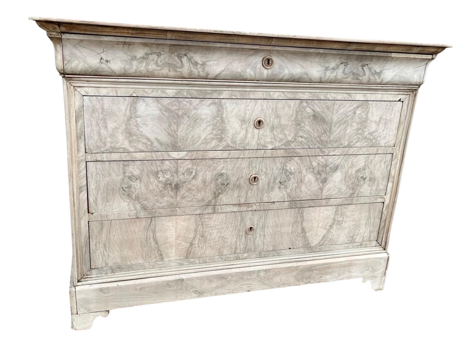 Cassettiera francese Louis Philippe in radica di noce sbiancata del XIX secolo In condizioni buone a Carmine, TX