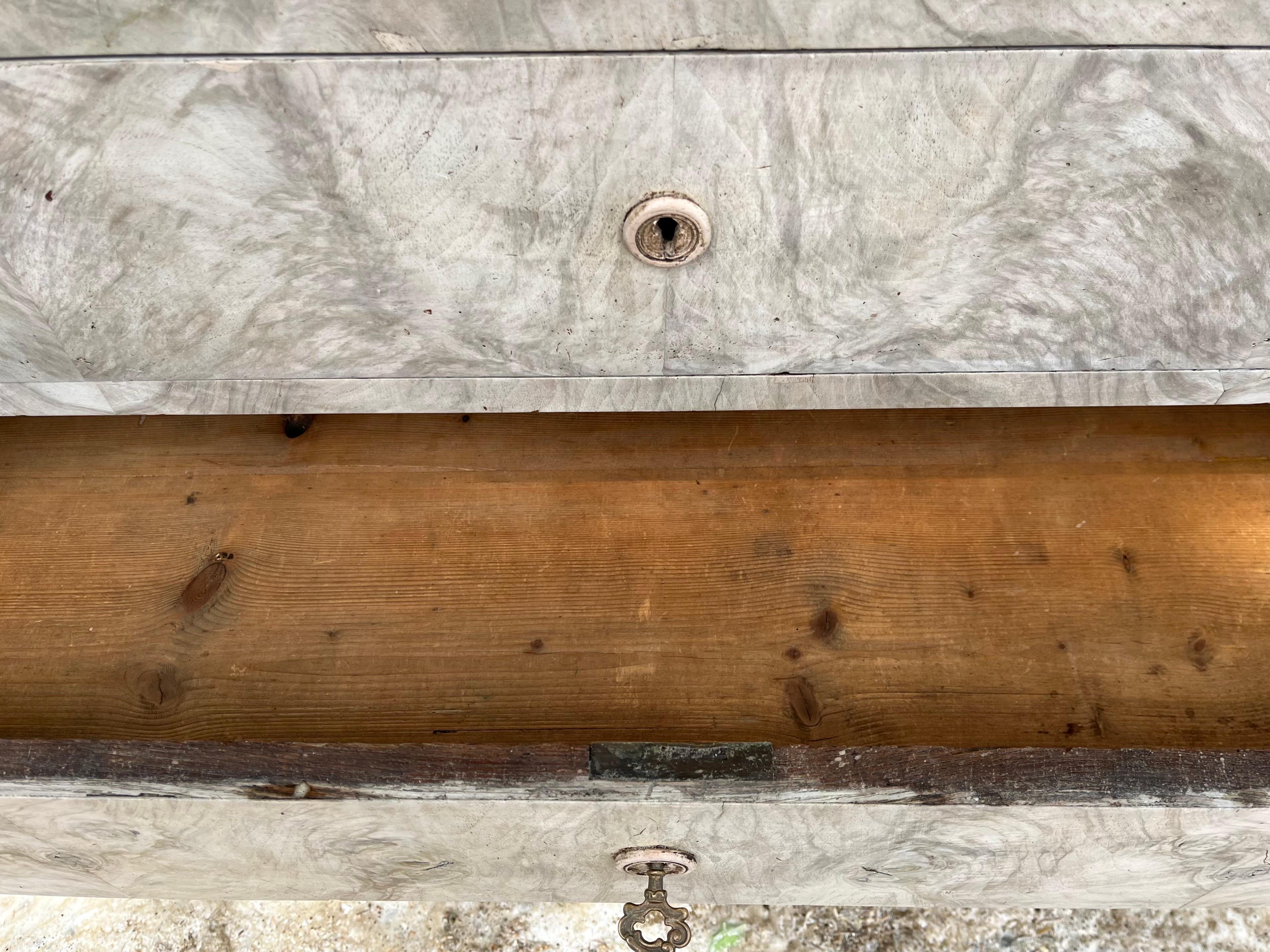 Noce Cassettiera francese Louis Philippe in radica di noce sbiancata del XIX secolo