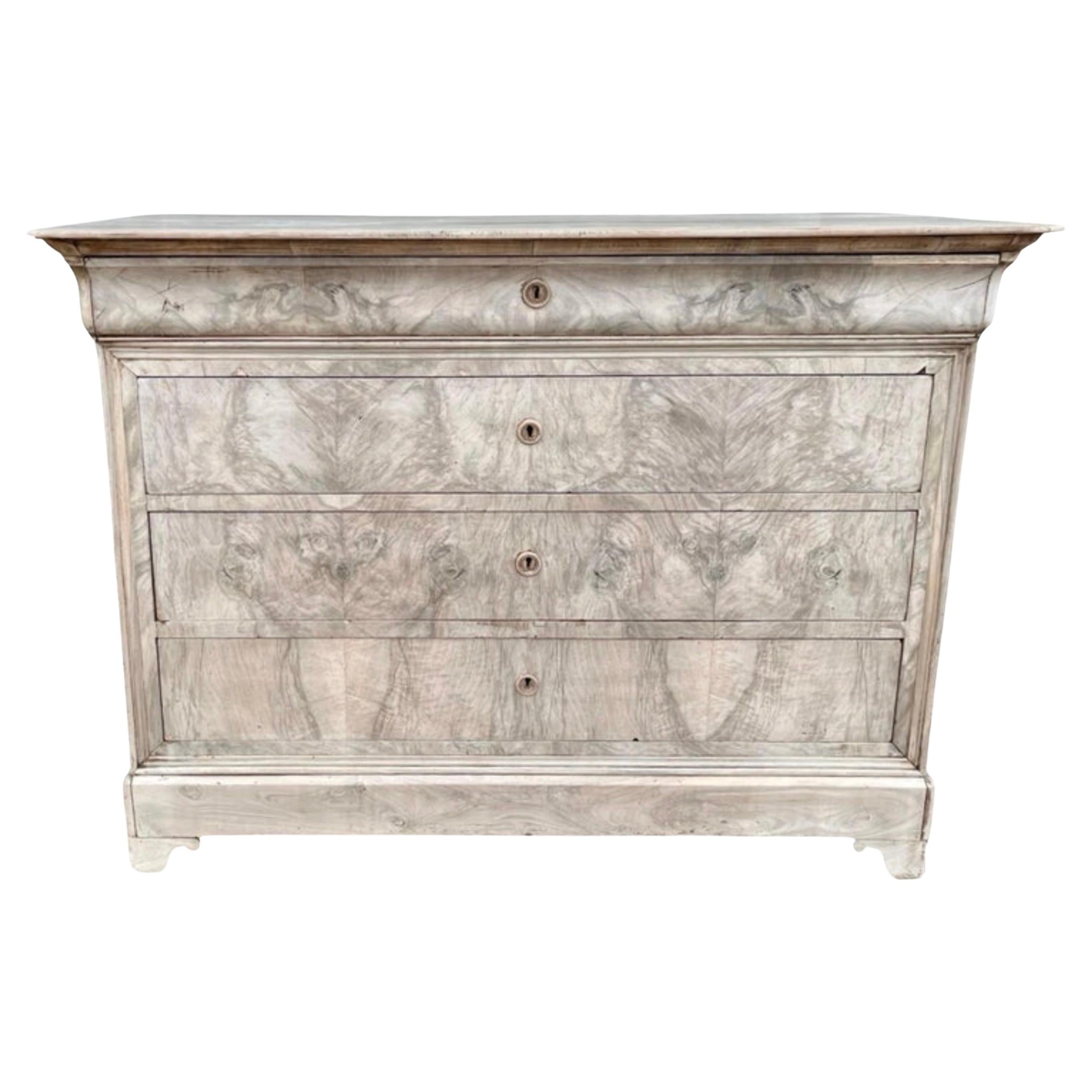 Cassettiera francese Louis Philippe in radica di noce sbiancata del XIX secolo