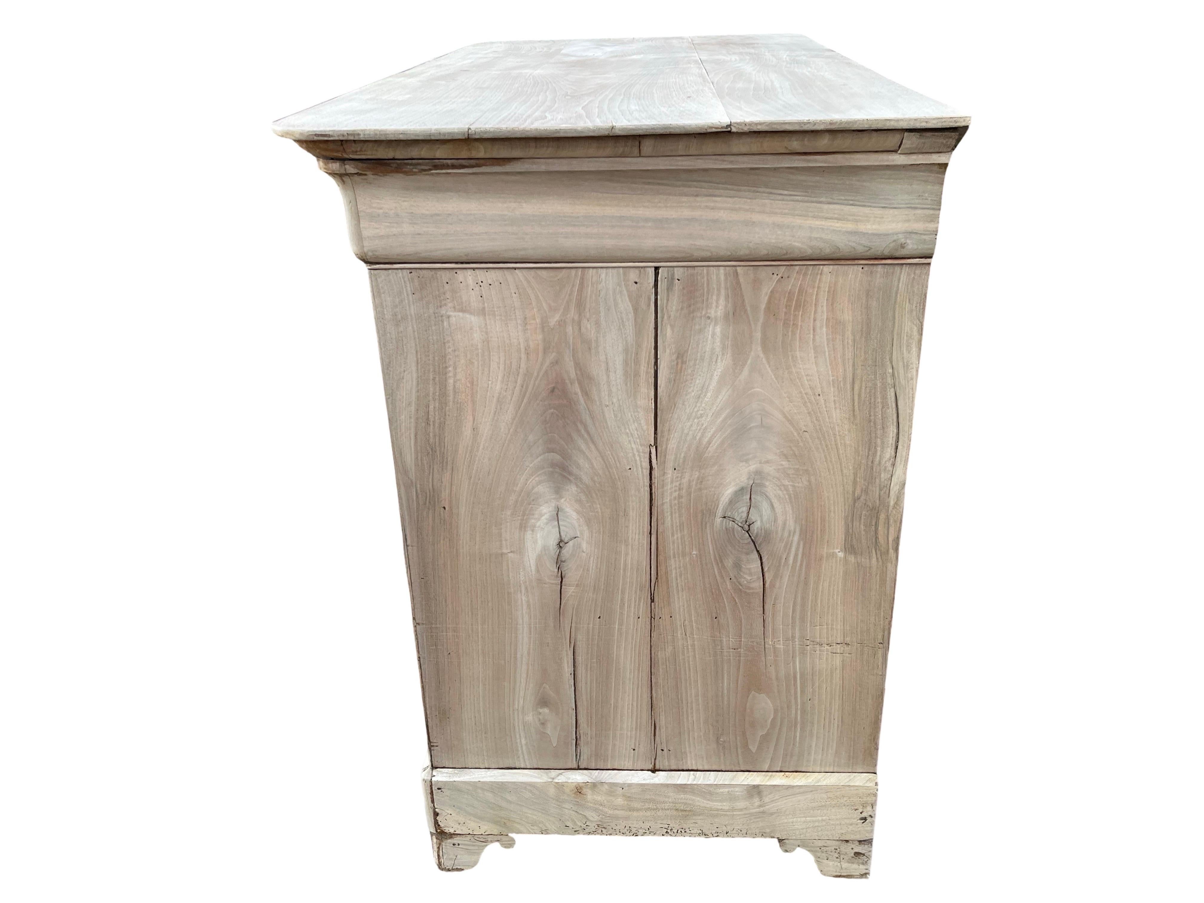 19. Jahrhundert Gebleichter Nussbaum Maser Französisch Louis Philippe im Zustand „Gut“ im Angebot in Viterbo, VT