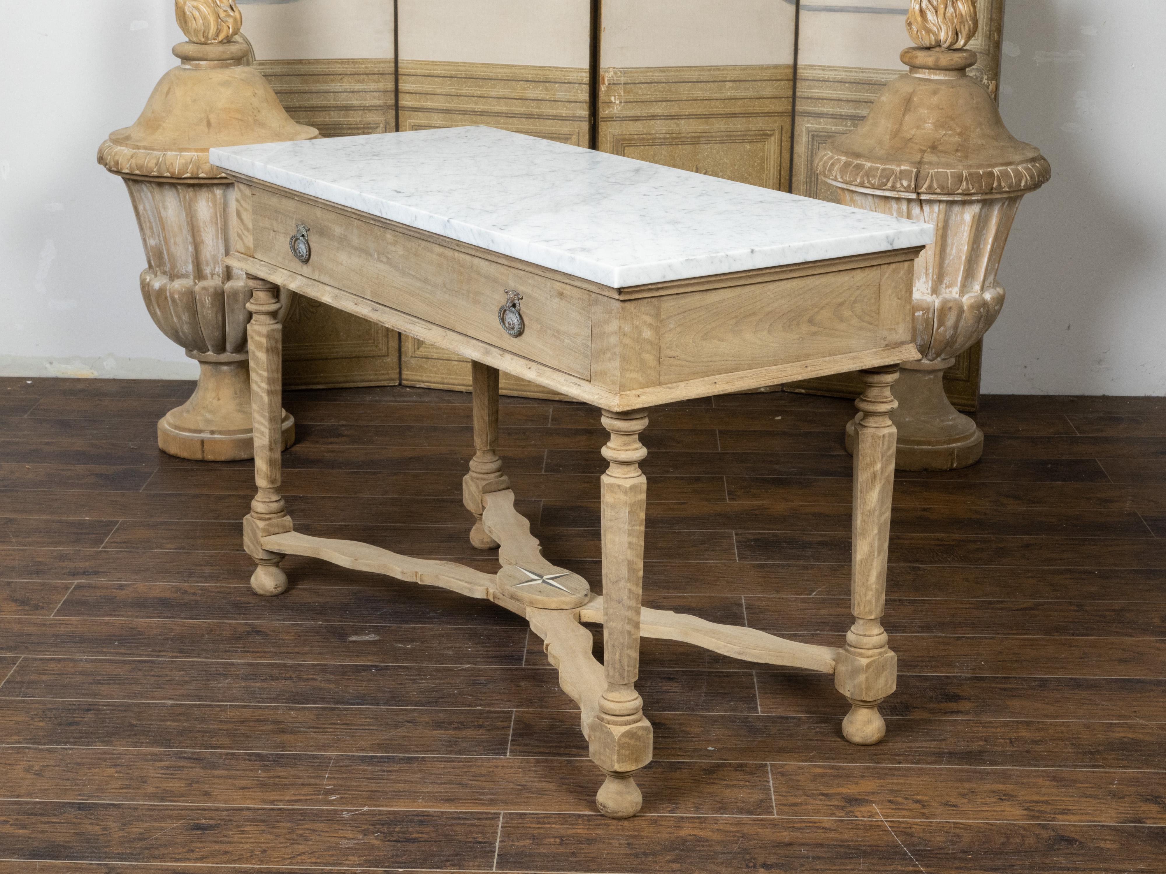 Européen Table console du XIXe siècle en noyer blanchi avec plateau en marbre blanc et pieds à facettes en vente