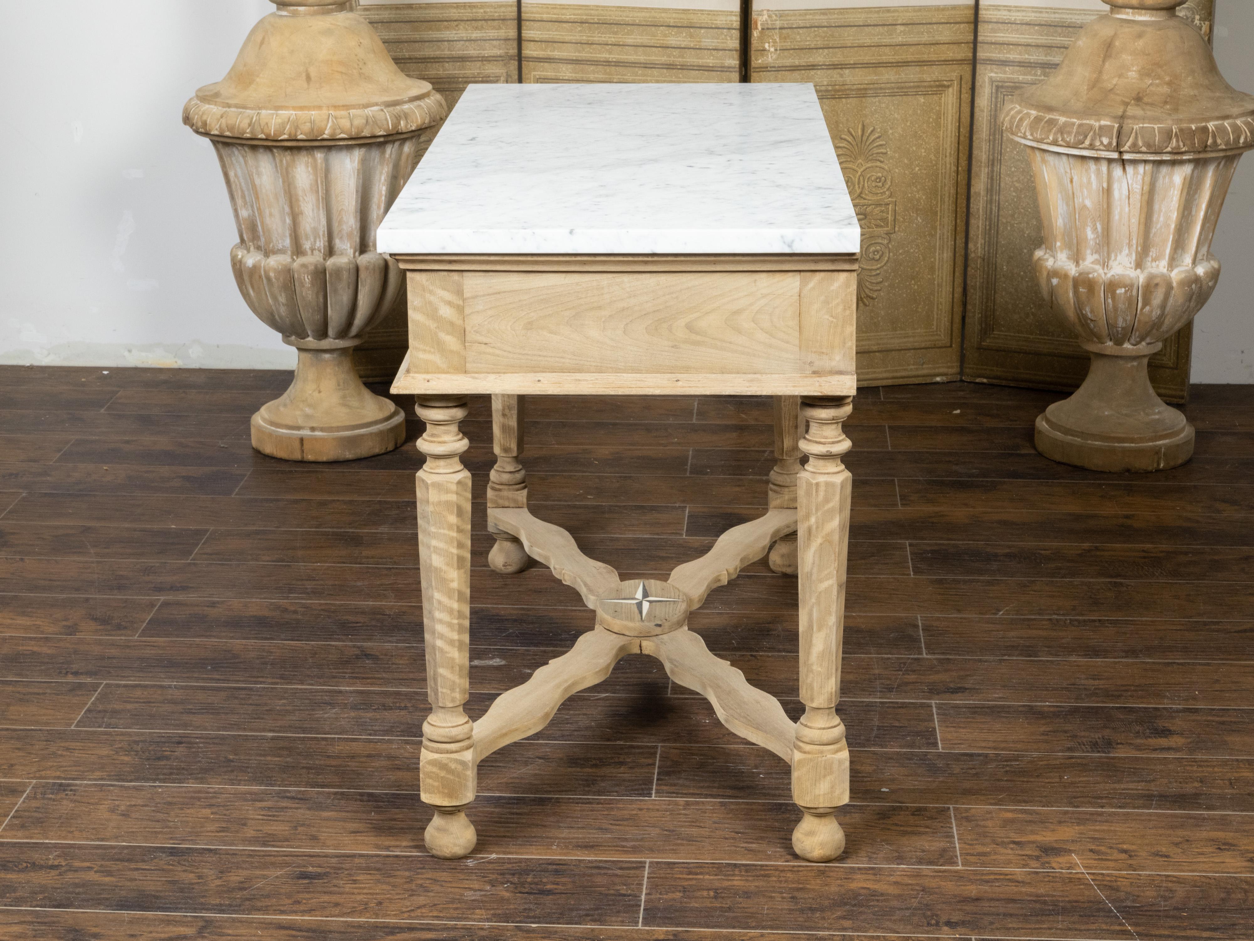 Blanchi Table console du XIXe siècle en noyer blanchi avec plateau en marbre blanc et pieds à facettes en vente